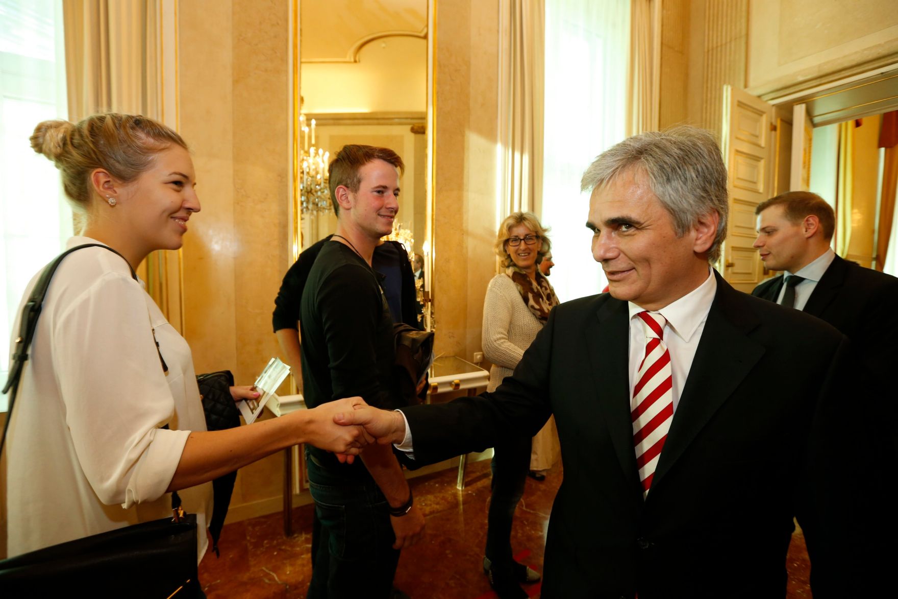 Am 26. Oktober 2013 empfing Bundeskanzler Werner Faymann im Rahmen des Nationalfeiertages Besucherinnen und Besucher im Bundeskanzleramt.