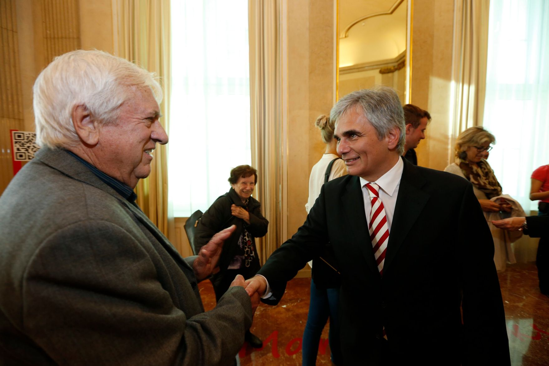 Am 26. Oktober 2013 empfing Bundeskanzler Werner Faymann im Rahmen des Nationalfeiertages Besucherinnen und Besucher im Bundeskanzleramt.