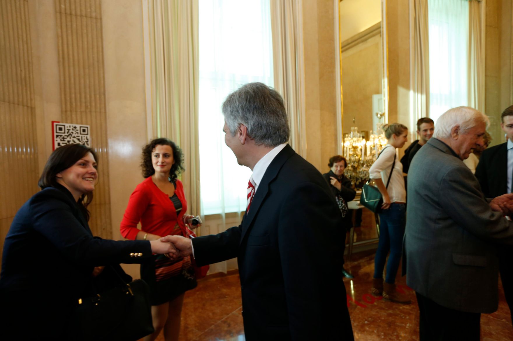 Am 26. Oktober 2013 empfing Bundeskanzler Werner Faymann im Rahmen des Nationalfeiertages Besucherinnen und Besucher im Bundeskanzleramt.