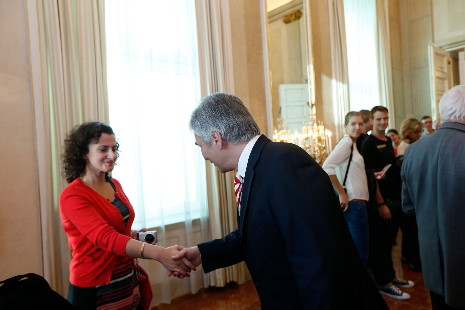 Am 26. Oktober 2013 empfing Bundeskanzler Werner Faymann im Rahmen des Nationalfeiertages Besucherinnen und Besucher im Bundeskanzleramt.