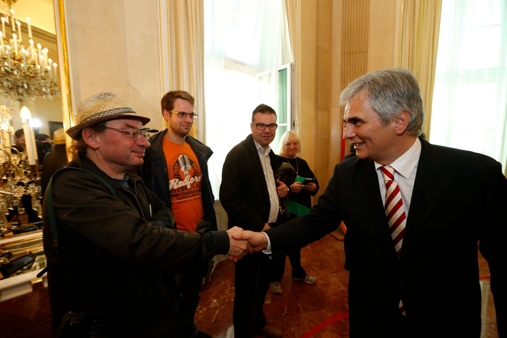 Am 26. Oktober 2013 empfing Bundeskanzler Werner Faymann im Rahmen des Nationalfeiertages Besucherinnen und Besucher im Bundeskanzleramt.