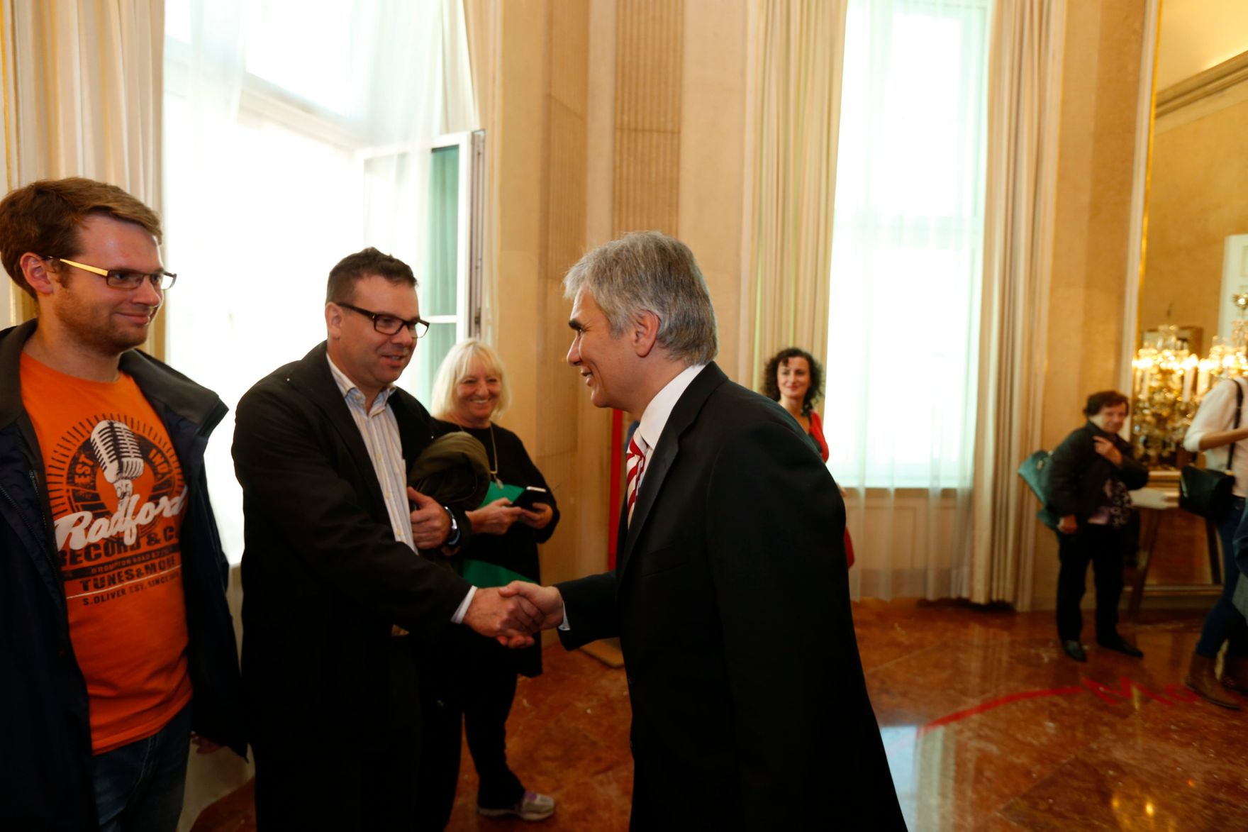Am 26. Oktober 2013 empfing Bundeskanzler Werner Faymann im Rahmen des Nationalfeiertages Besucherinnen und Besucher im Bundeskanzleramt.