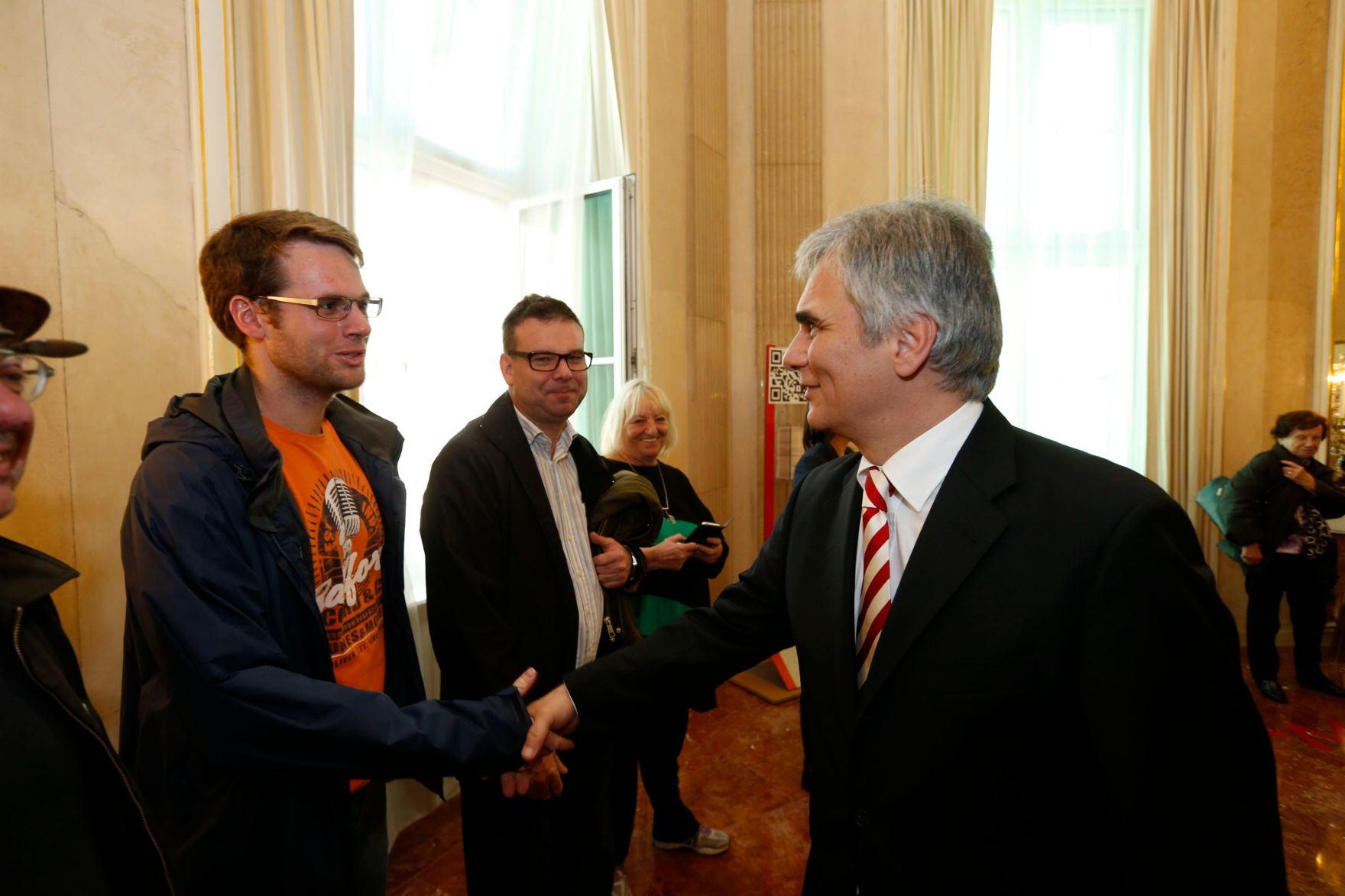 Am 26. Oktober 2013 empfing Bundeskanzler Werner Faymann im Rahmen des Nationalfeiertages Besucherinnen und Besucher im Bundeskanzleramt.