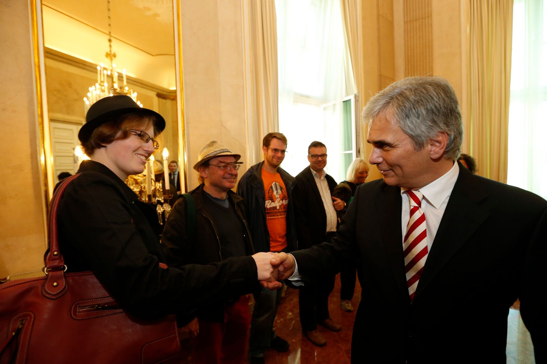 Am 26. Oktober 2013 empfing Bundeskanzler Werner Faymann im Rahmen des Nationalfeiertages Besucherinnen und Besucher im Bundeskanzleramt.