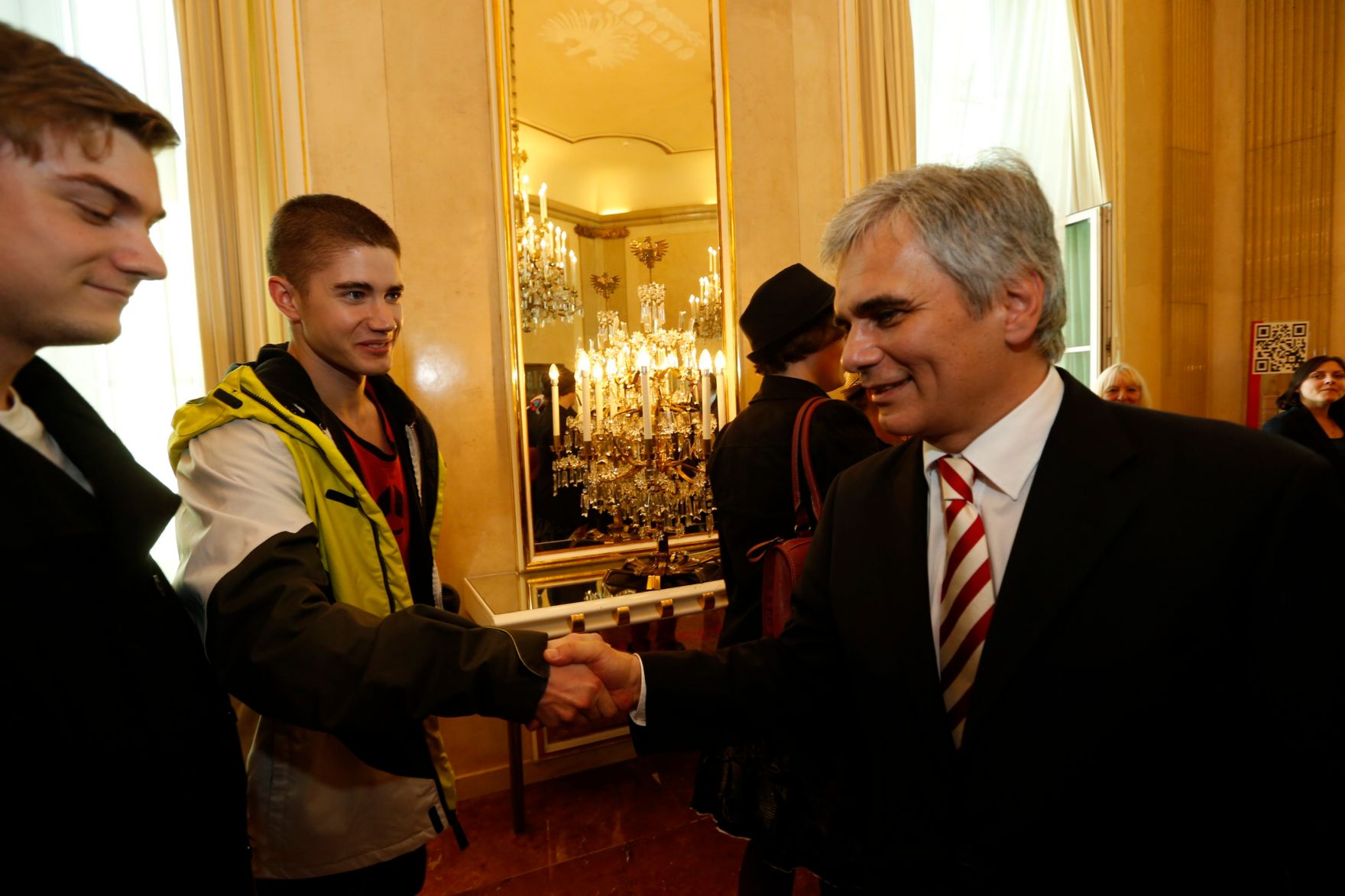 Am 26. Oktober 2013 empfing Bundeskanzler Werner Faymann im Rahmen des Nationalfeiertages Besucherinnen und Besucher im Bundeskanzleramt.