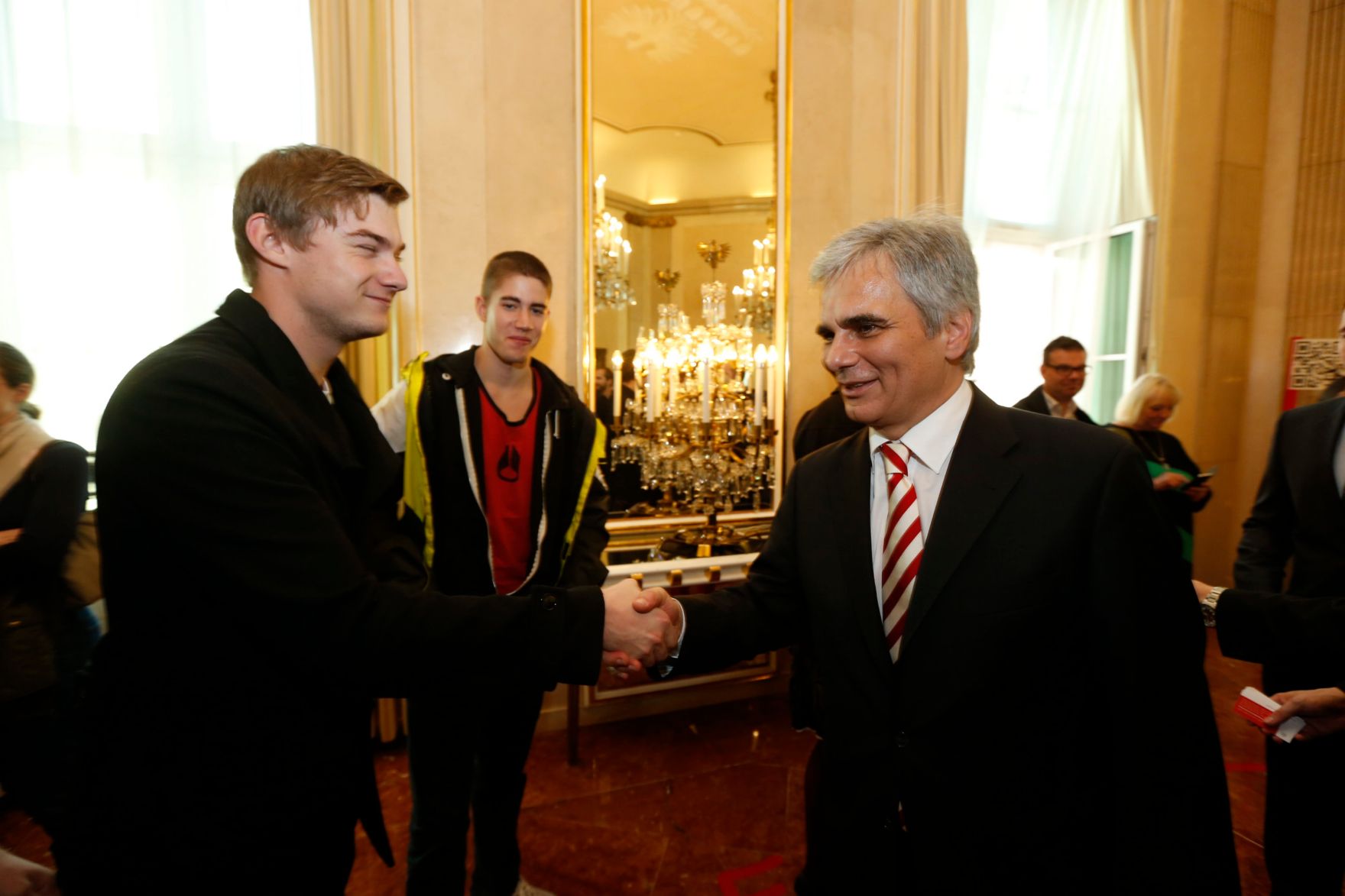 Am 26. Oktober 2013 empfing Bundeskanzler Werner Faymann im Rahmen des Nationalfeiertages Besucherinnen und Besucher im Bundeskanzleramt.