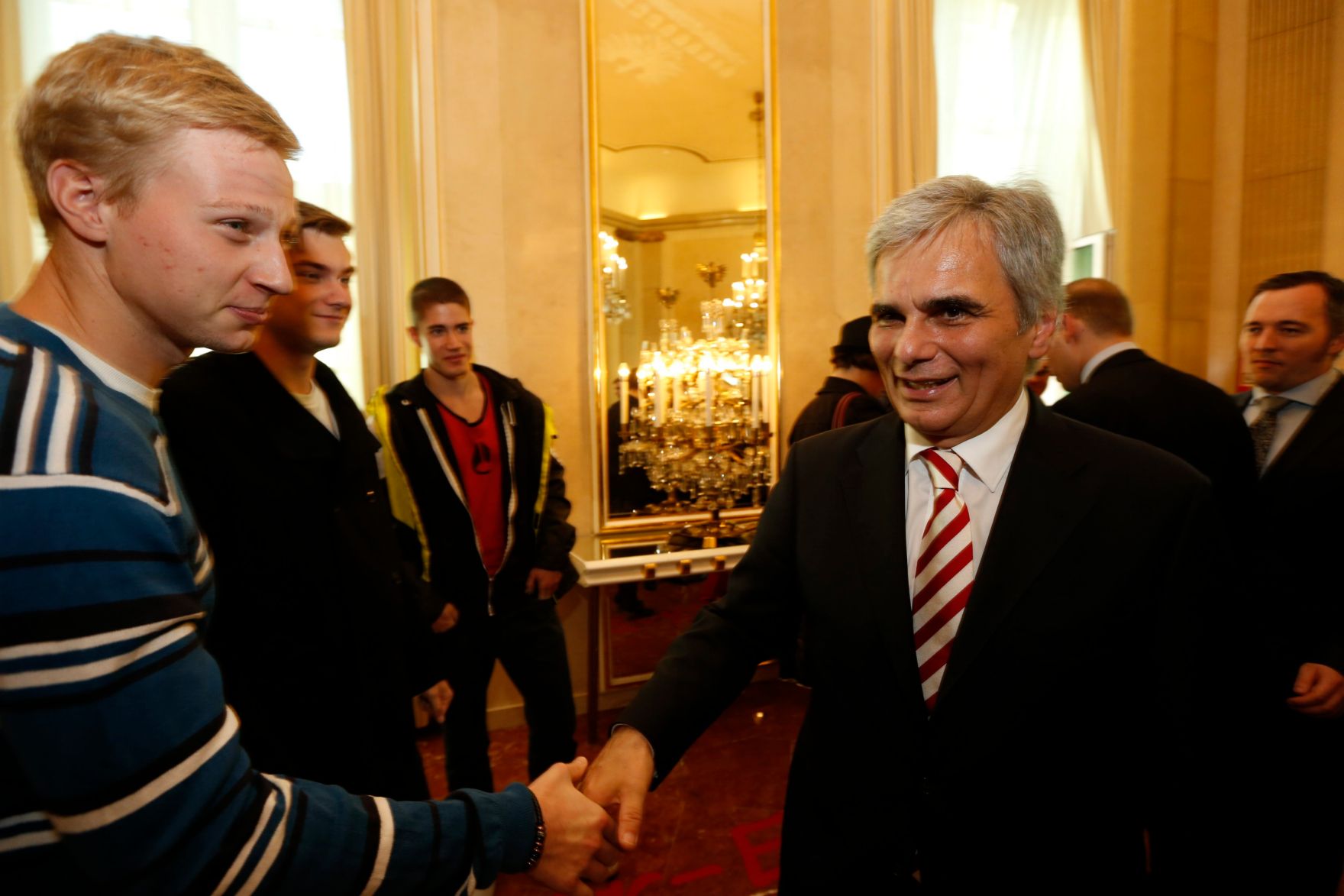 Am 26. Oktober 2013 empfing Bundeskanzler Werner Faymann im Rahmen des Nationalfeiertages Besucherinnen und Besucher im Bundeskanzleramt.