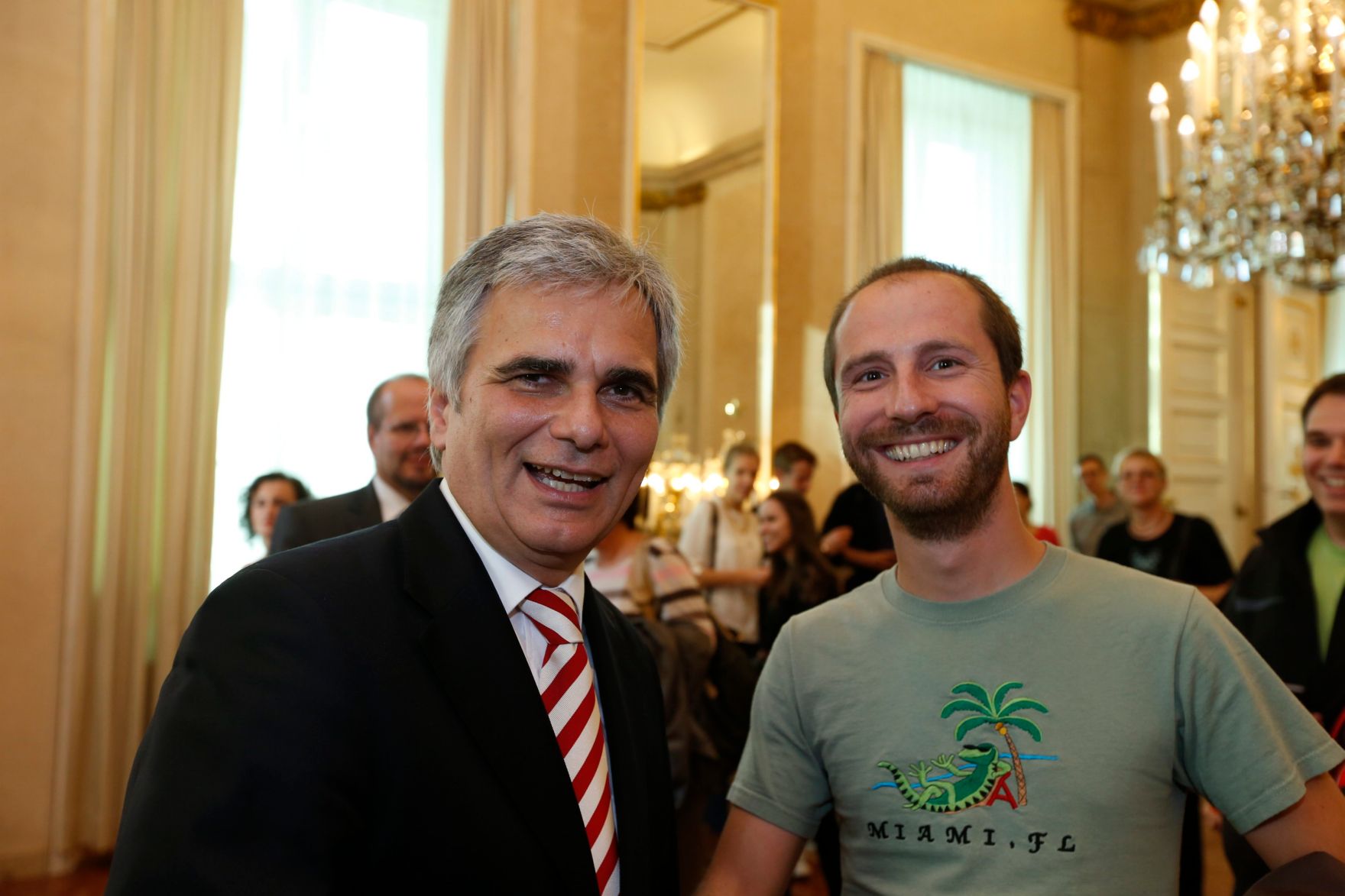 Am 26. Oktober 2013 empfing Bundeskanzler Werner Faymann im Rahmen des Nationalfeiertages Besucherinnen und Besucher im Bundeskanzleramt.