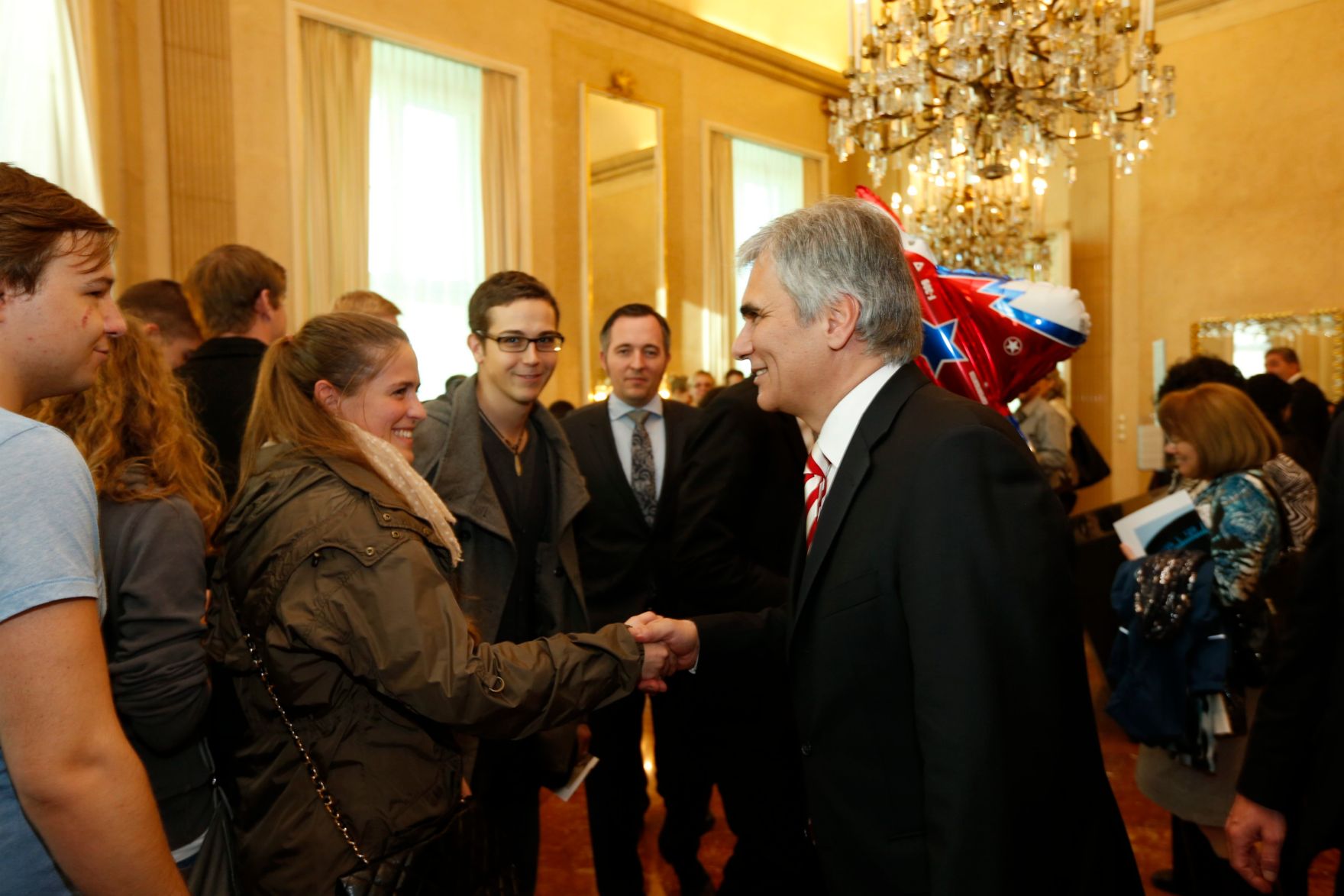 Am 26. Oktober 2013 empfing Bundeskanzler Werner Faymann im Rahmen des Nationalfeiertages Besucherinnen und Besucher im Bundeskanzleramt.
