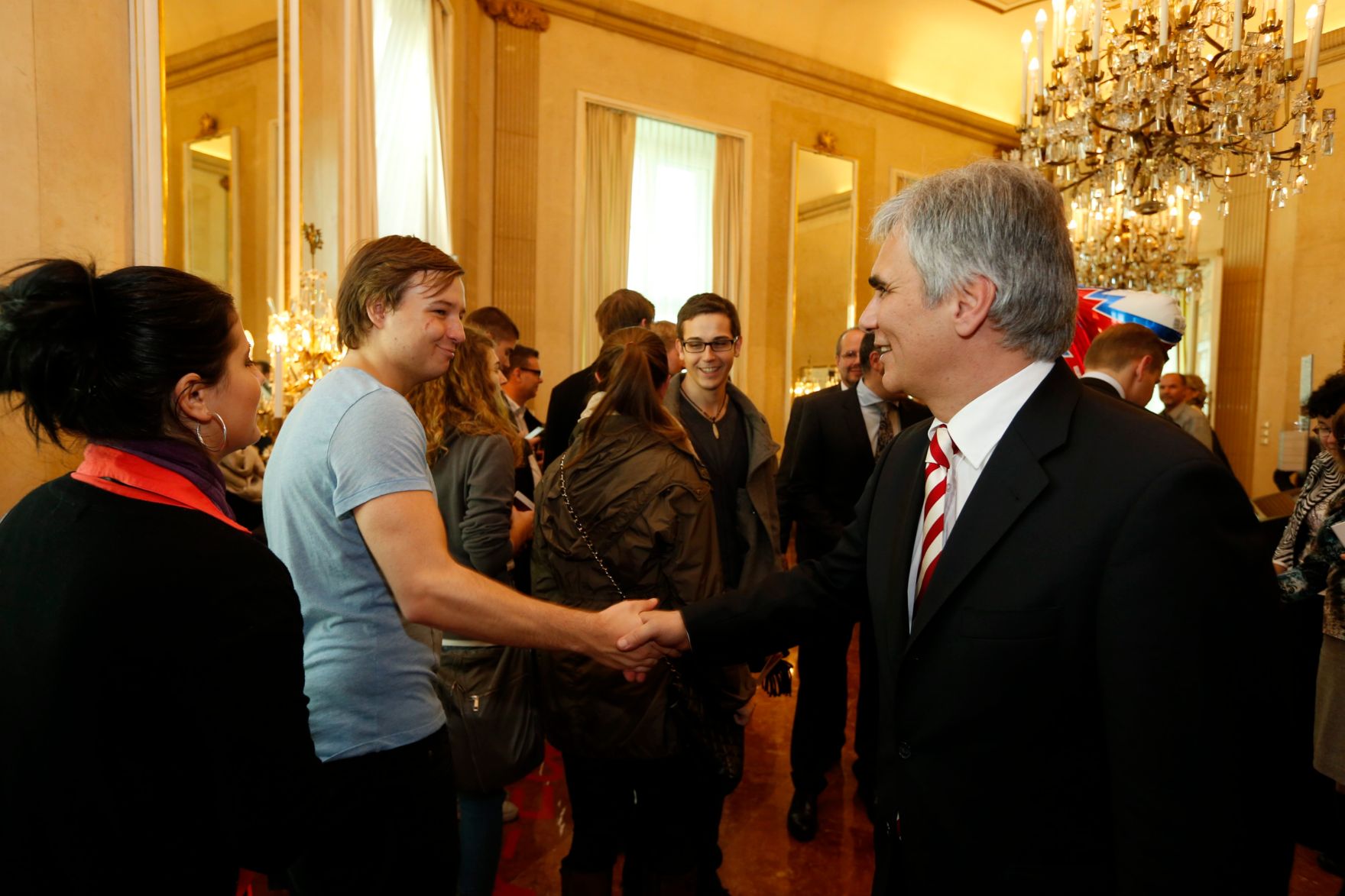 Am 26. Oktober 2013 empfing Bundeskanzler Werner Faymann im Rahmen des Nationalfeiertages Besucherinnen und Besucher im Bundeskanzleramt.