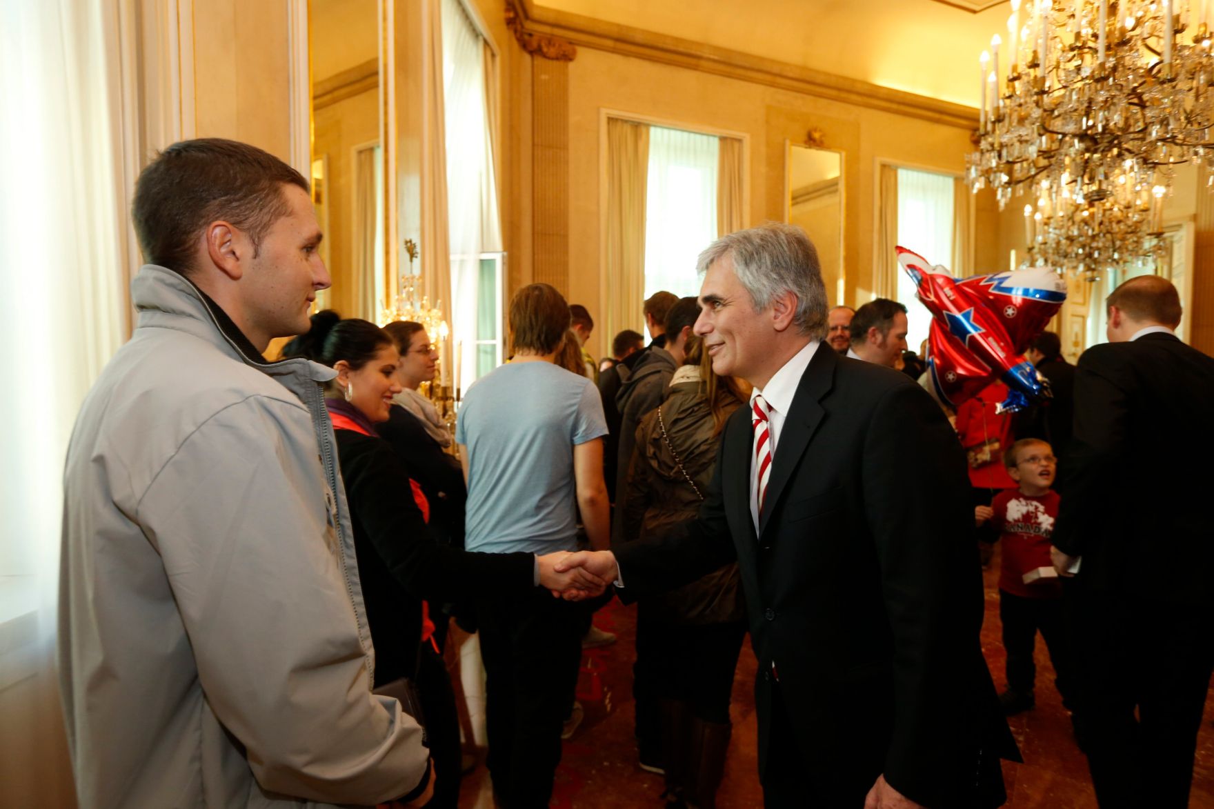 Am 26. Oktober 2013 empfing Bundeskanzler Werner Faymann im Rahmen des Nationalfeiertages Besucherinnen und Besucher im Bundeskanzleramt.