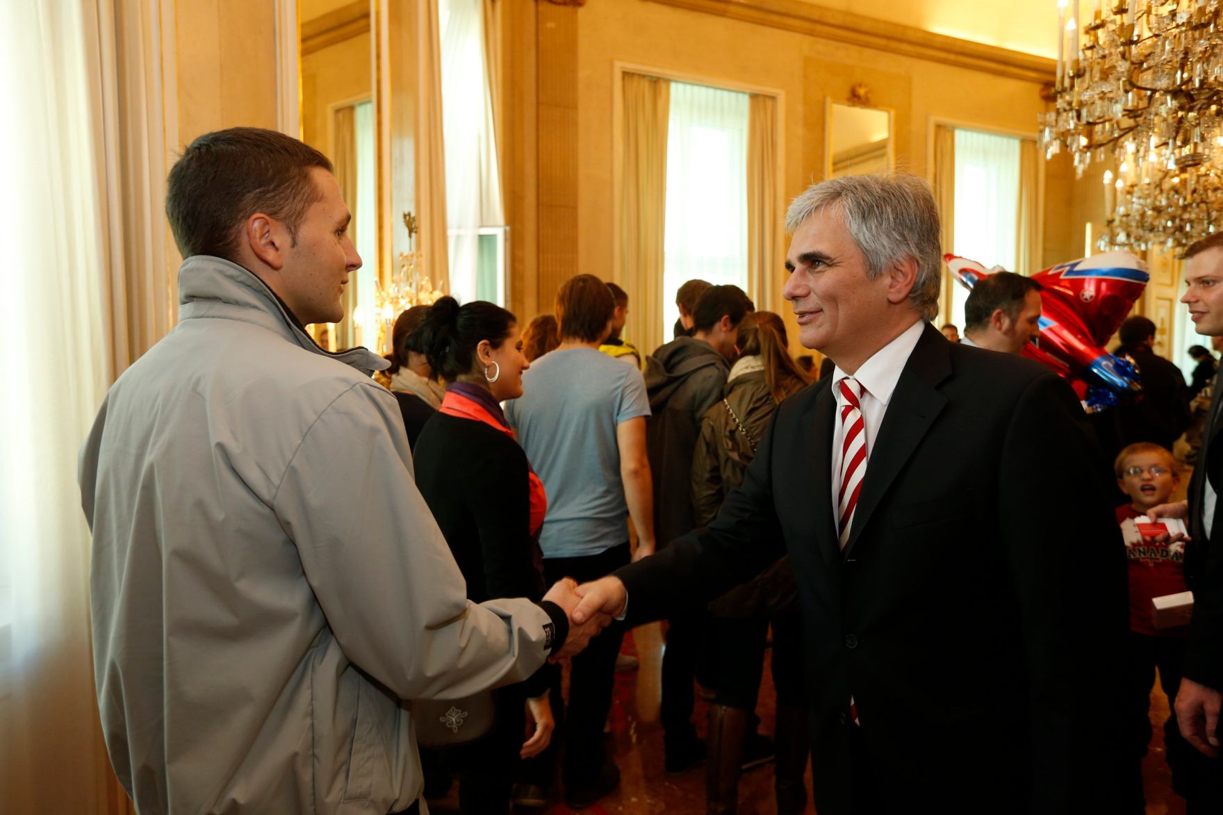 Am 26. Oktober 2013 empfing Bundeskanzler Werner Faymann im Rahmen des Nationalfeiertages Besucherinnen und Besucher im Bundeskanzleramt.