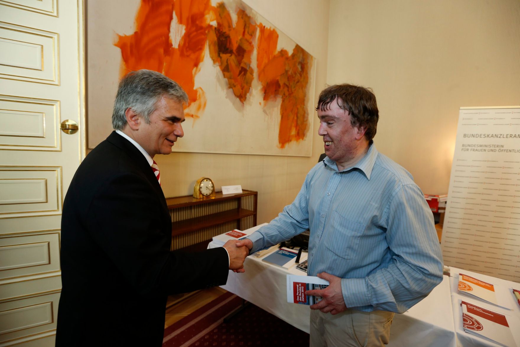 Am 26. Oktober 2013 empfing Bundeskanzler Werner Faymann im Rahmen des Nationalfeiertages Besucherinnen und Besucher im Bundeskanzleramt.