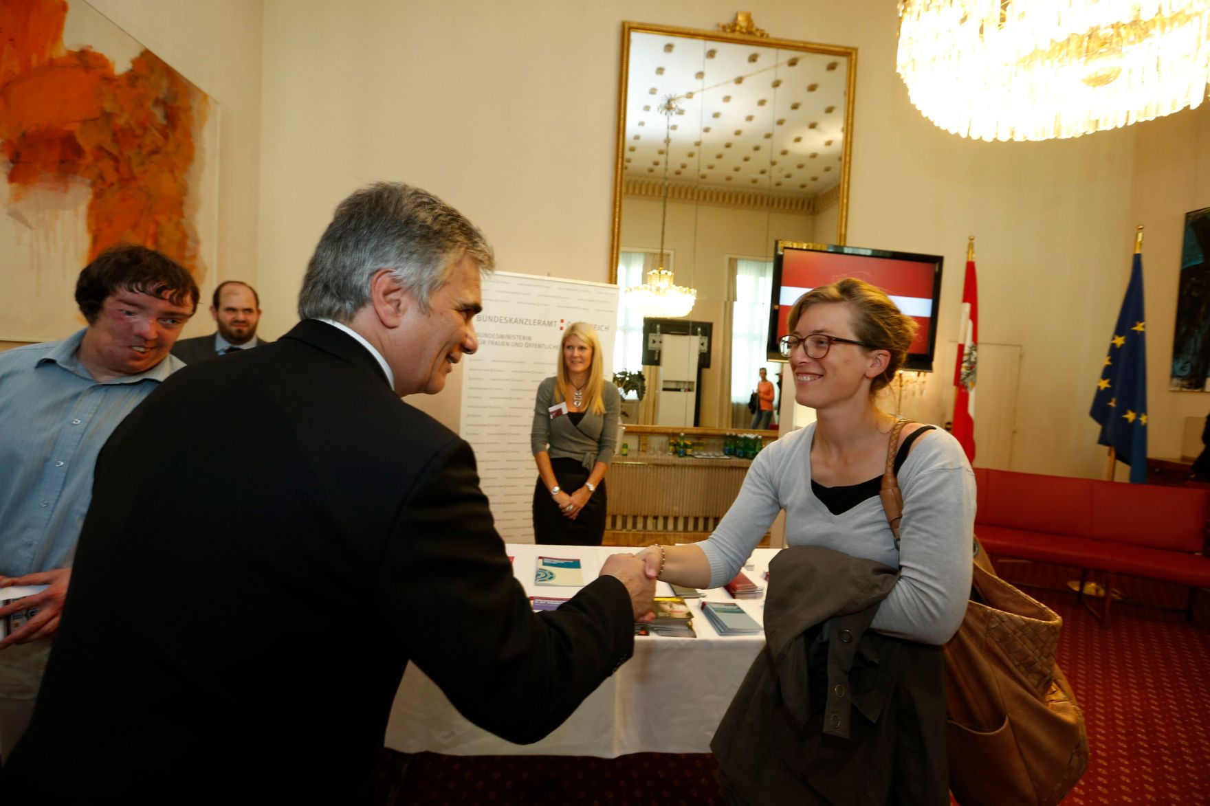Am 26. Oktober 2013 empfing Bundeskanzler Werner Faymann im Rahmen des Nationalfeiertages Besucherinnen und Besucher im Bundeskanzleramt.