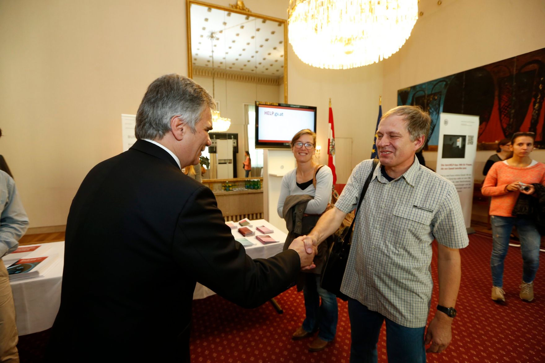 Am 26. Oktober 2013 empfing Bundeskanzler Werner Faymann im Rahmen des Nationalfeiertages Besucherinnen und Besucher im Bundeskanzleramt.