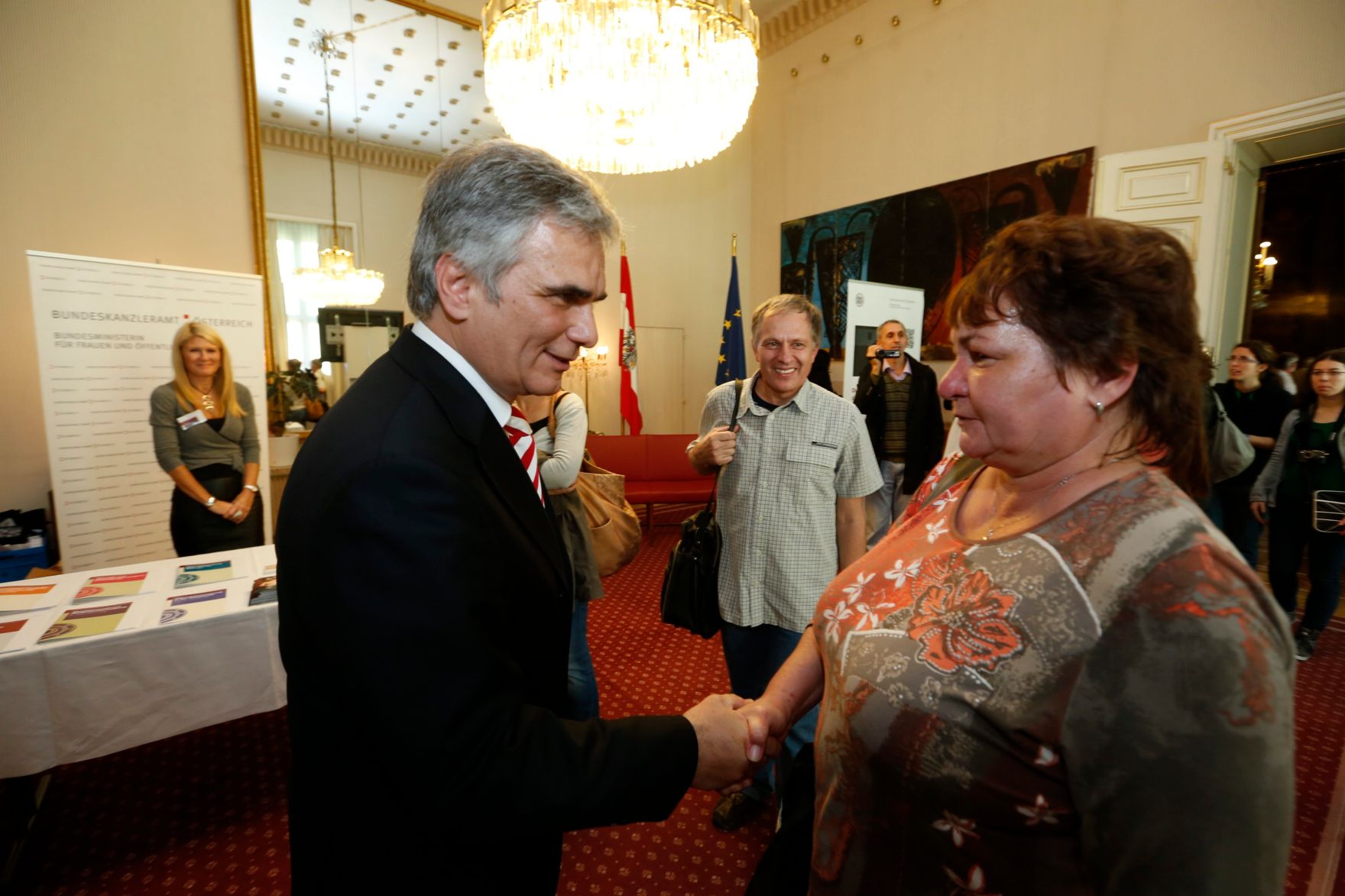 Am 26. Oktober 2013 empfing Bundeskanzler Werner Faymann im Rahmen des Nationalfeiertages Besucherinnen und Besucher im Bundeskanzleramt.