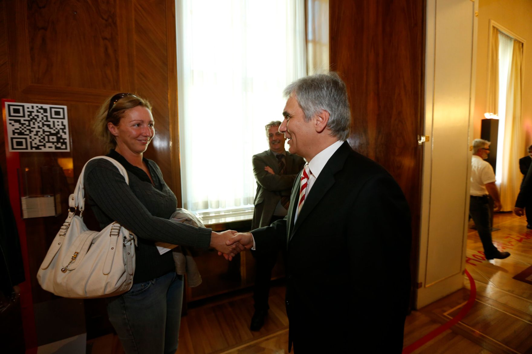 Am 26. Oktober 2013 empfing Bundeskanzler Werner Faymann im Rahmen des Nationalfeiertages Besucherinnen und Besucher im Bundeskanzleramt.