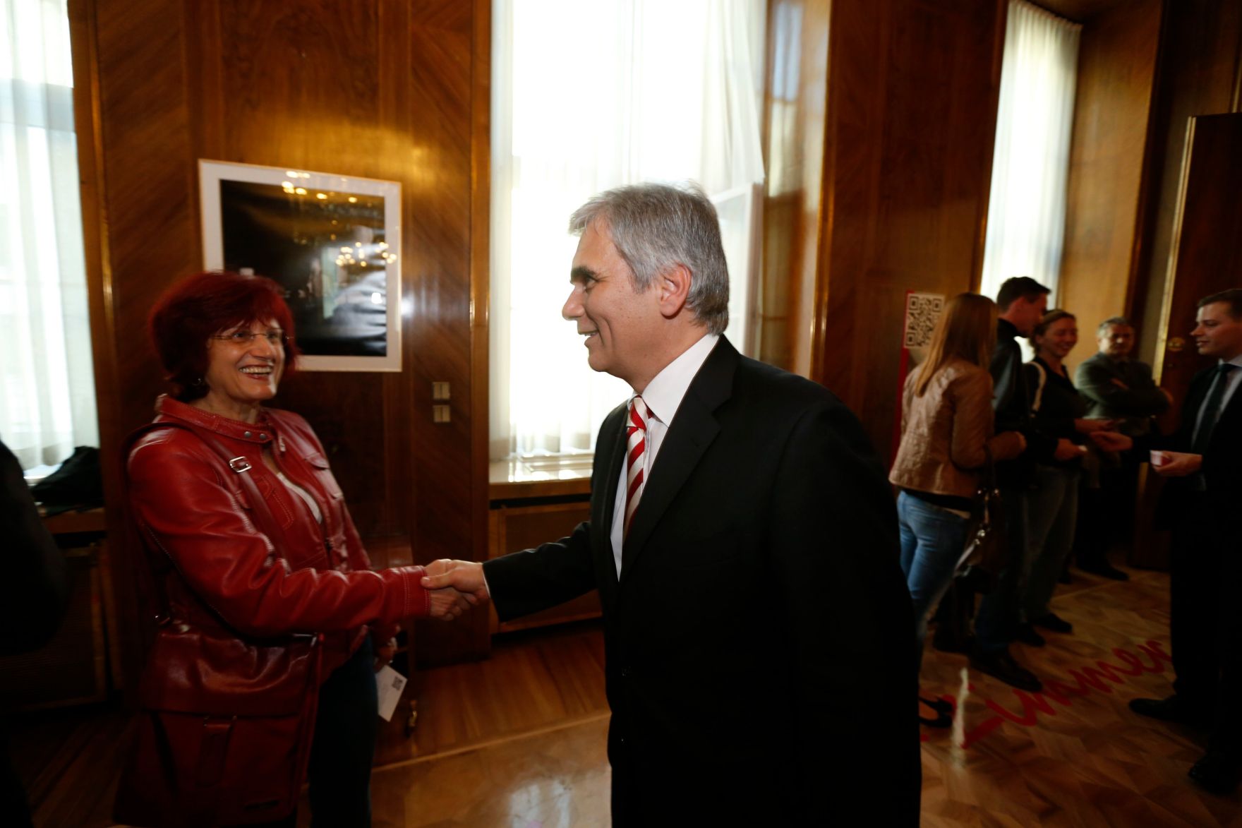 Am 26. Oktober 2013 empfing Bundeskanzler Werner Faymann im Rahmen des Nationalfeiertages Besucherinnen und Besucher im Bundeskanzleramt.