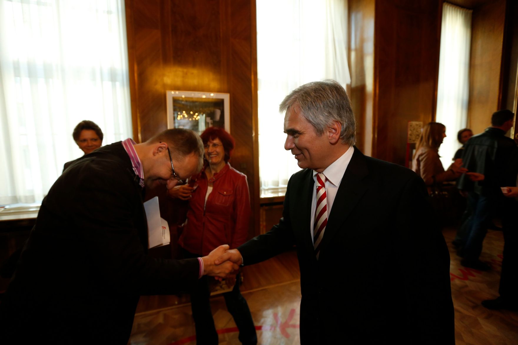 Am 26. Oktober 2013 empfing Bundeskanzler Werner Faymann im Rahmen des Nationalfeiertages Besucherinnen und Besucher im Bundeskanzleramt.