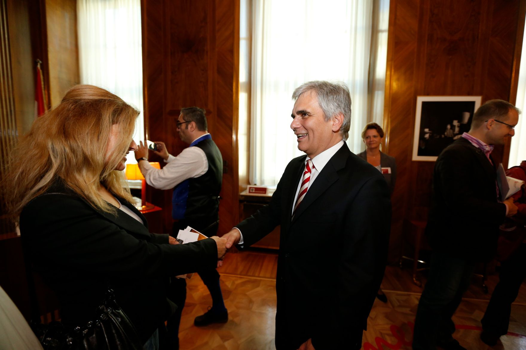 Am 26. Oktober 2013 empfing Bundeskanzler Werner Faymann im Rahmen des Nationalfeiertages Besucherinnen und Besucher im Bundeskanzleramt.