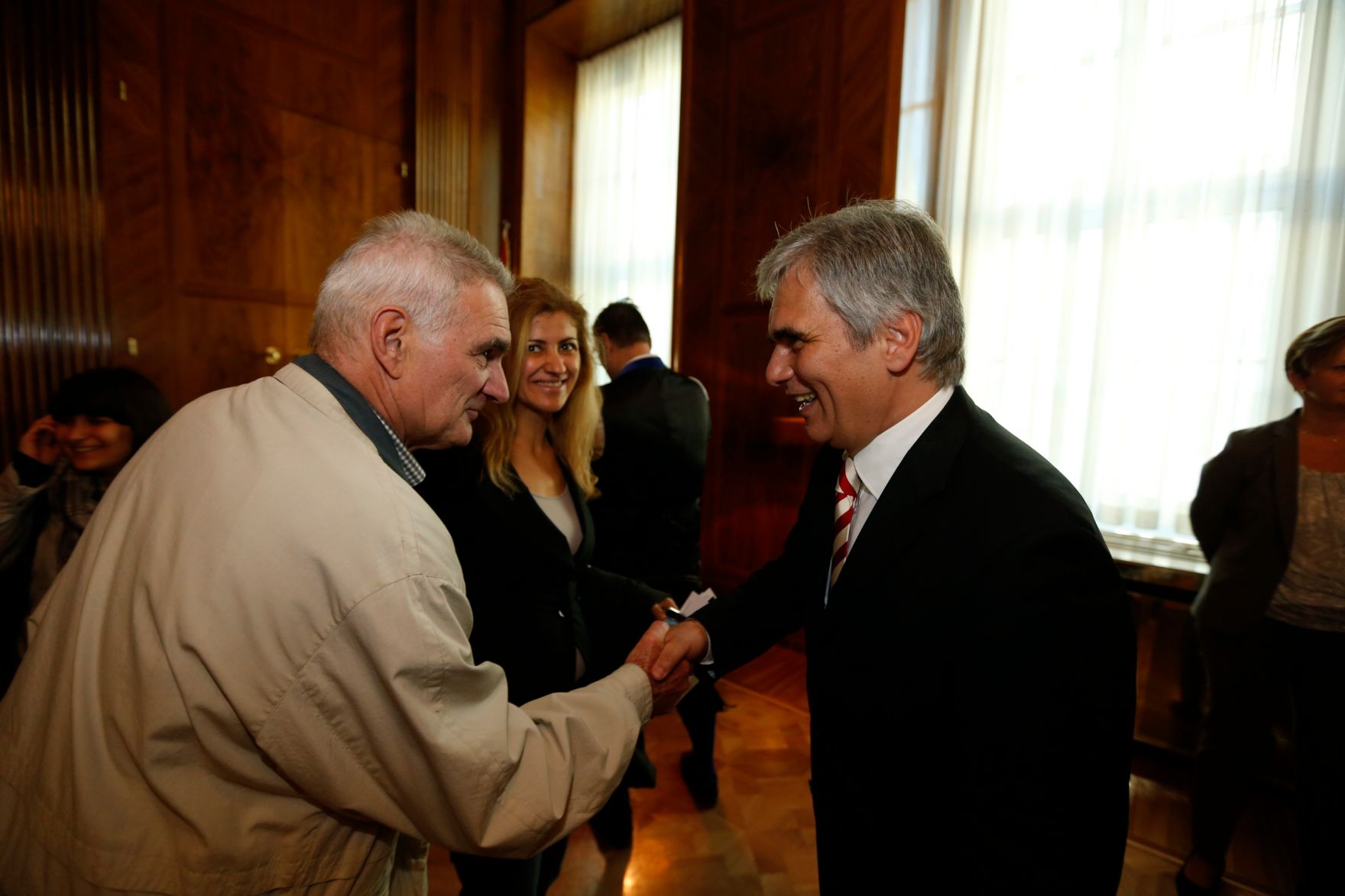 Am 26. Oktober 2013 empfing Bundeskanzler Werner Faymann im Rahmen des Nationalfeiertages Besucherinnen und Besucher im Bundeskanzleramt.