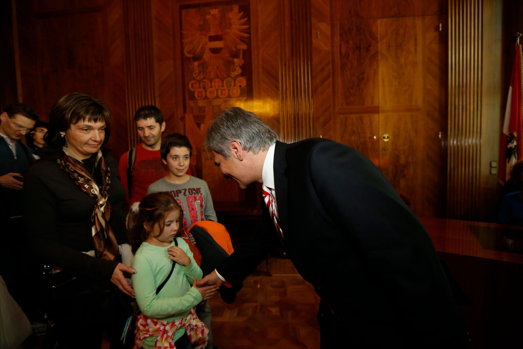 Am 26. Oktober 2013 empfing Bundeskanzler Werner Faymann im Rahmen des Nationalfeiertages Besucherinnen und Besucher im Bundeskanzleramt.