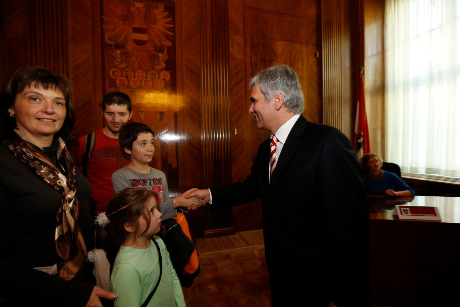 Am 26. Oktober 2013 empfing Bundeskanzler Werner Faymann im Rahmen des Nationalfeiertages Besucherinnen und Besucher im Bundeskanzleramt.