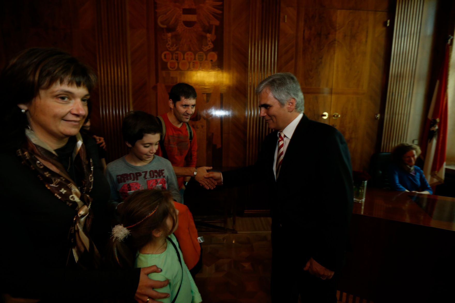 Am 26. Oktober 2013 empfing Bundeskanzler Werner Faymann im Rahmen des Nationalfeiertages Besucherinnen und Besucher im Bundeskanzleramt.