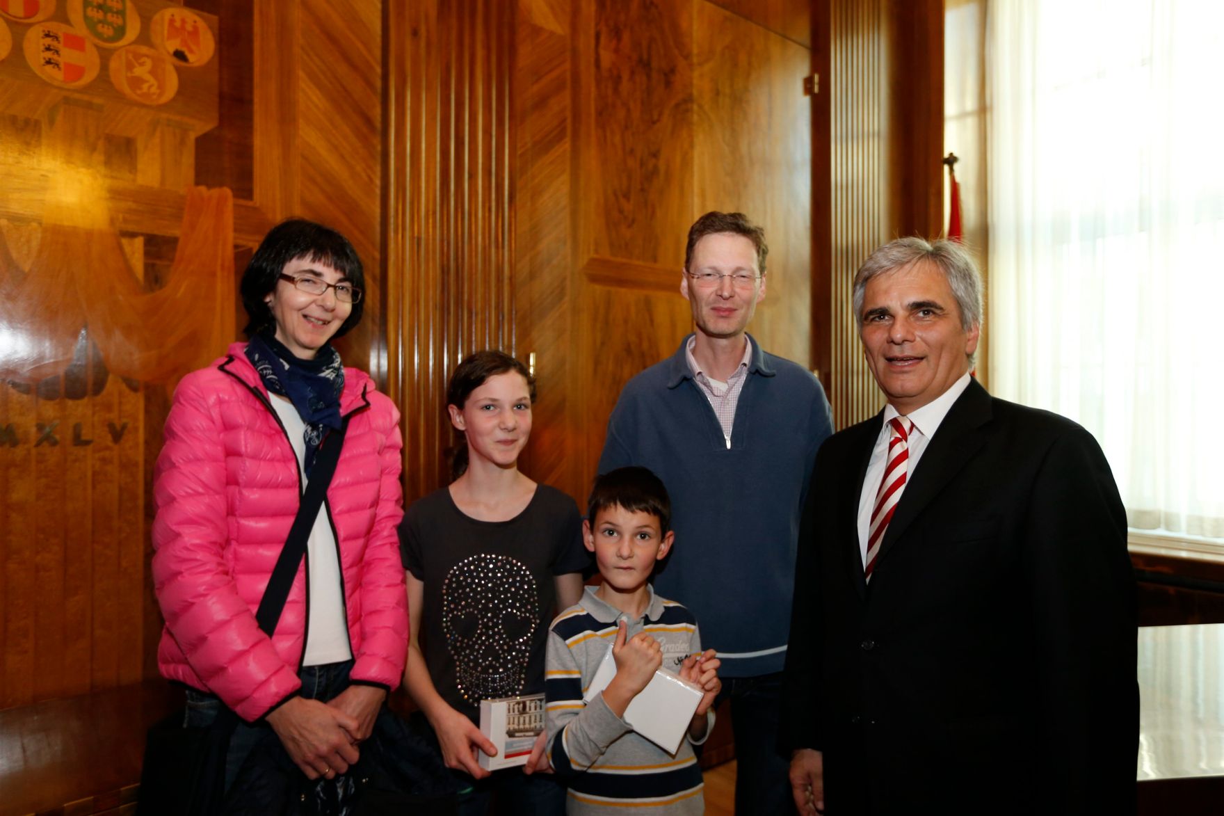 Am 26. Oktober 2013 empfing Bundeskanzler Werner Faymann im Rahmen des Nationalfeiertages Besucherinnen und Besucher im Bundeskanzleramt.