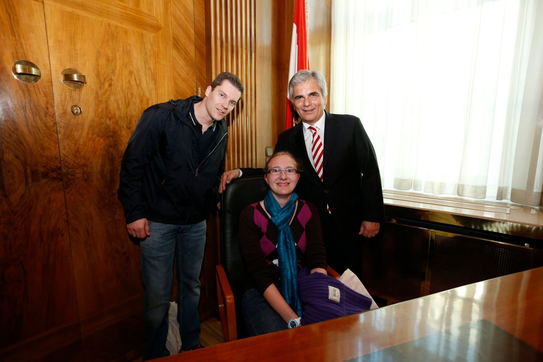 Am 26. Oktober 2013 empfing Bundeskanzler Werner Faymann im Rahmen des Nationalfeiertages Besucherinnen und Besucher im Bundeskanzleramt.