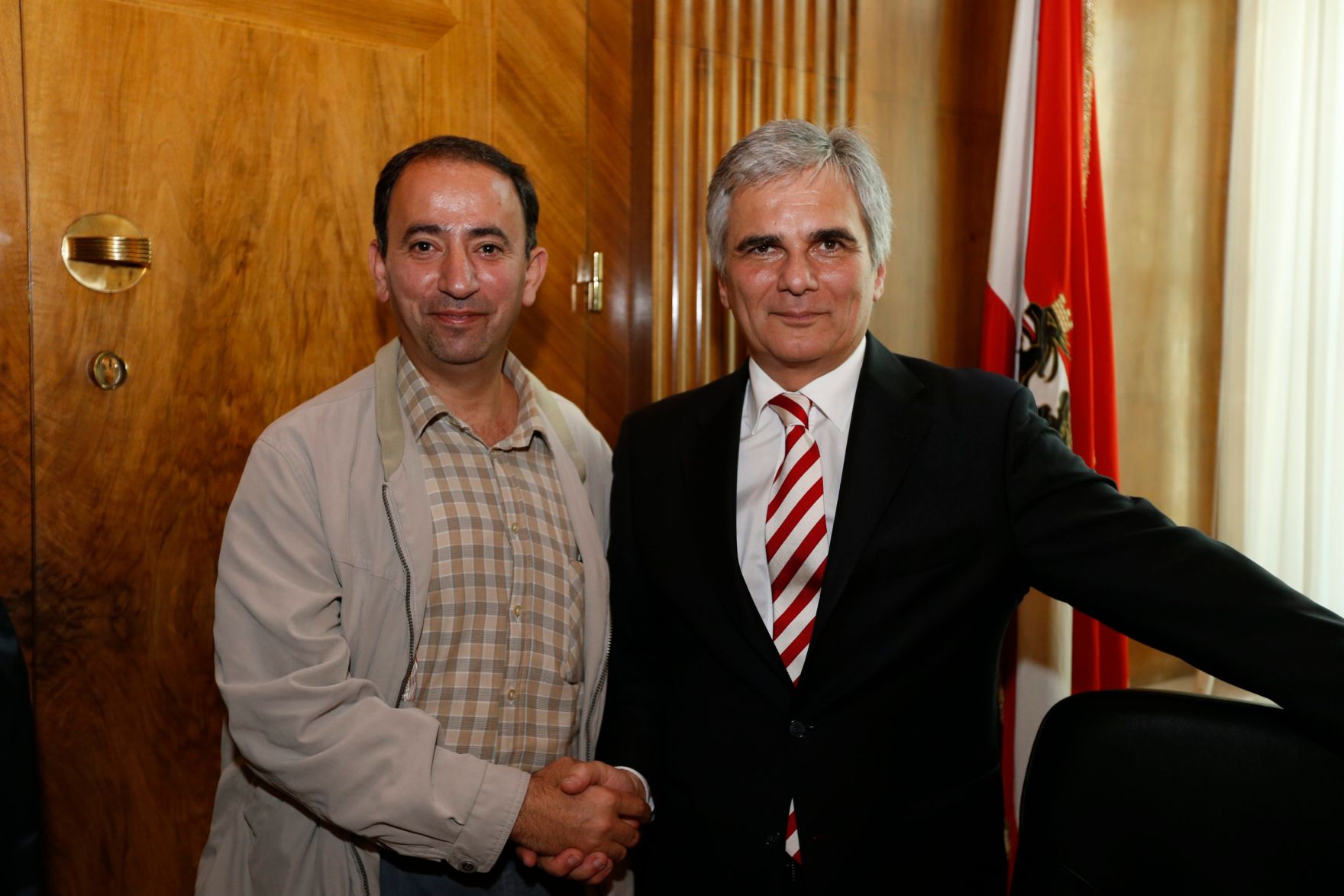Am 26. Oktober 2013 empfing Bundeskanzler Werner Faymann im Rahmen des Nationalfeiertages Besucherinnen und Besucher im Bundeskanzleramt.