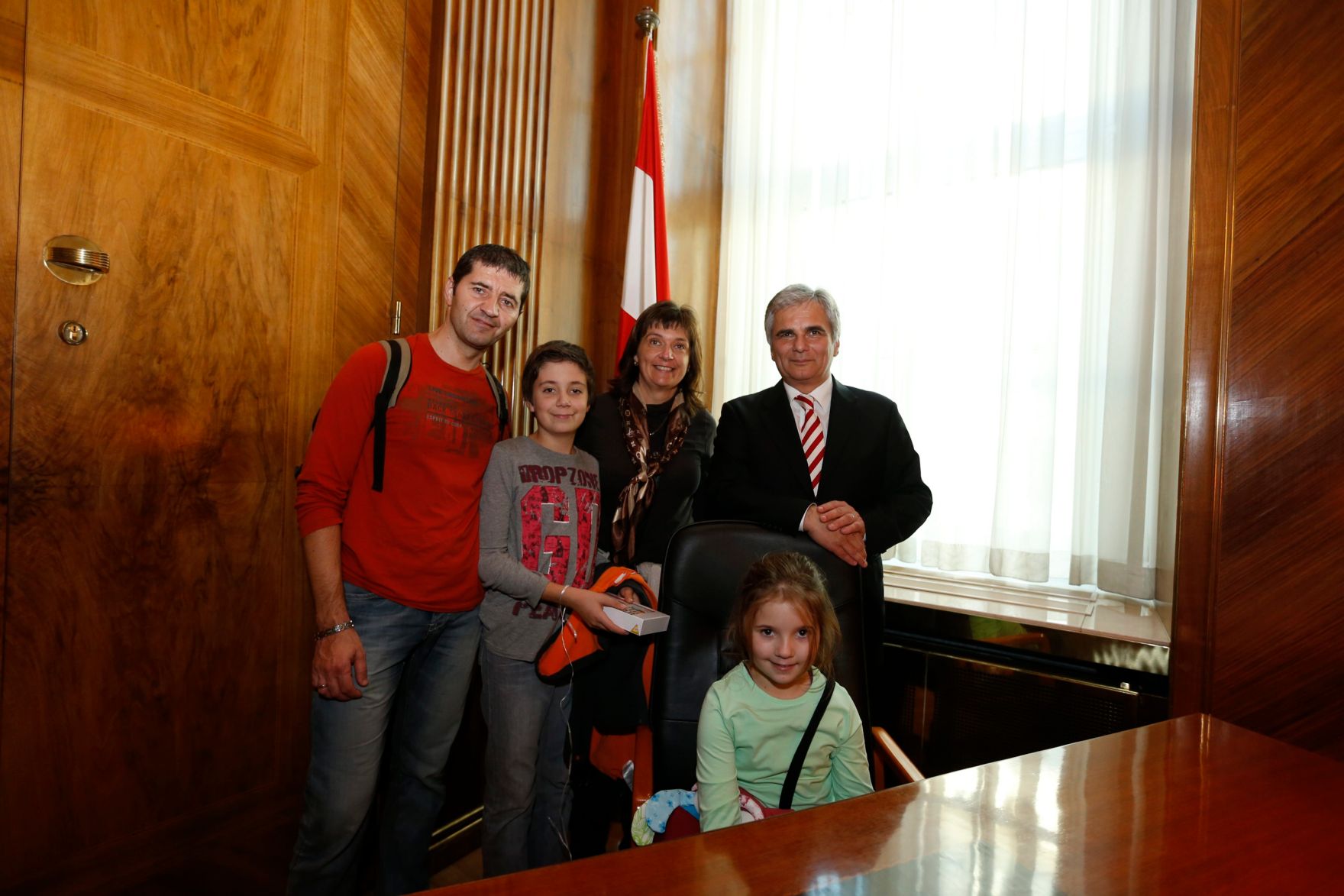 Am 26. Oktober 2013 empfing Bundeskanzler Werner Faymann im Rahmen des Nationalfeiertages Besucherinnen und Besucher im Bundeskanzleramt.