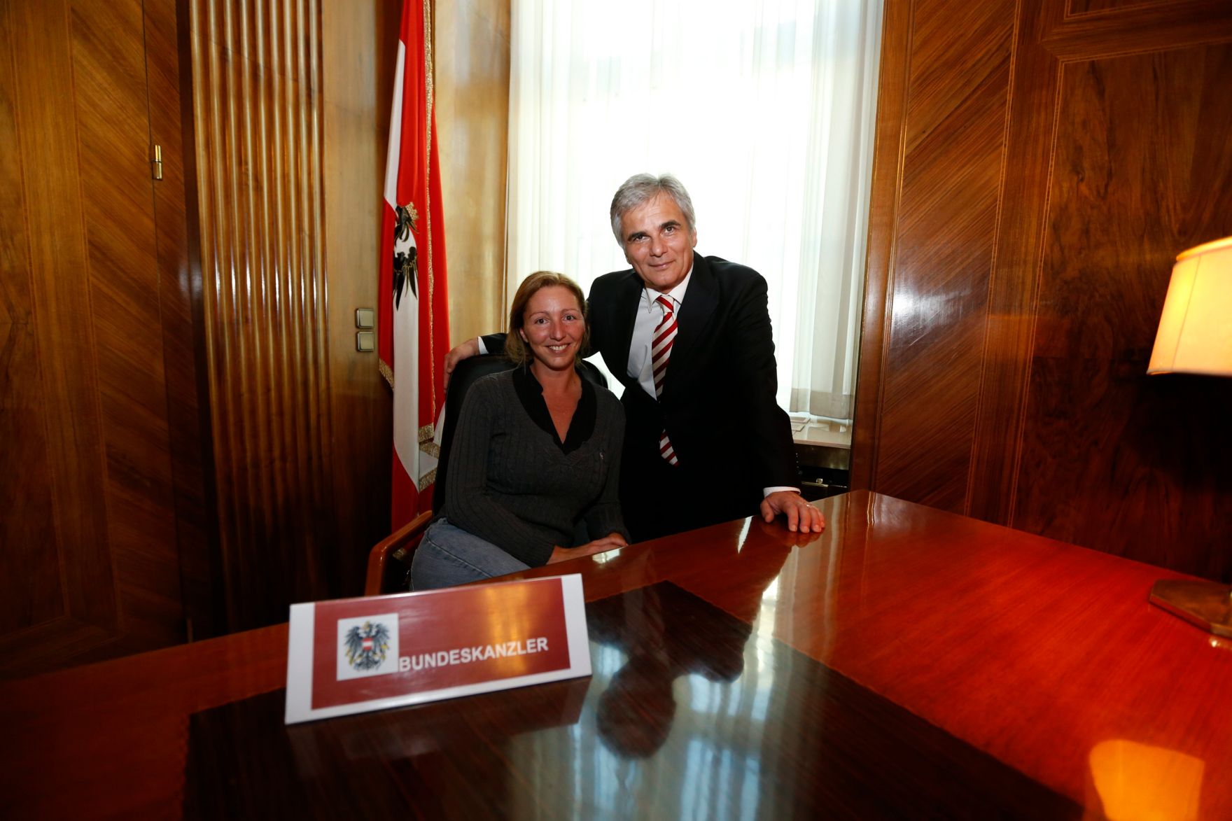 Am 26. Oktober 2013 empfing Bundeskanzler Werner Faymann im Rahmen des Nationalfeiertages Besucherinnen und Besucher im Bundeskanzleramt.