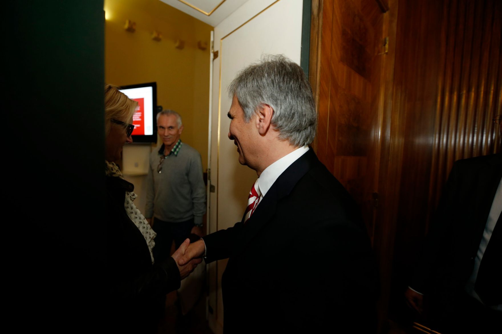 Am 26. Oktober 2013 empfing Bundeskanzler Werner Faymann im Rahmen des Nationalfeiertages Besucherinnen und Besucher im Bundeskanzleramt.