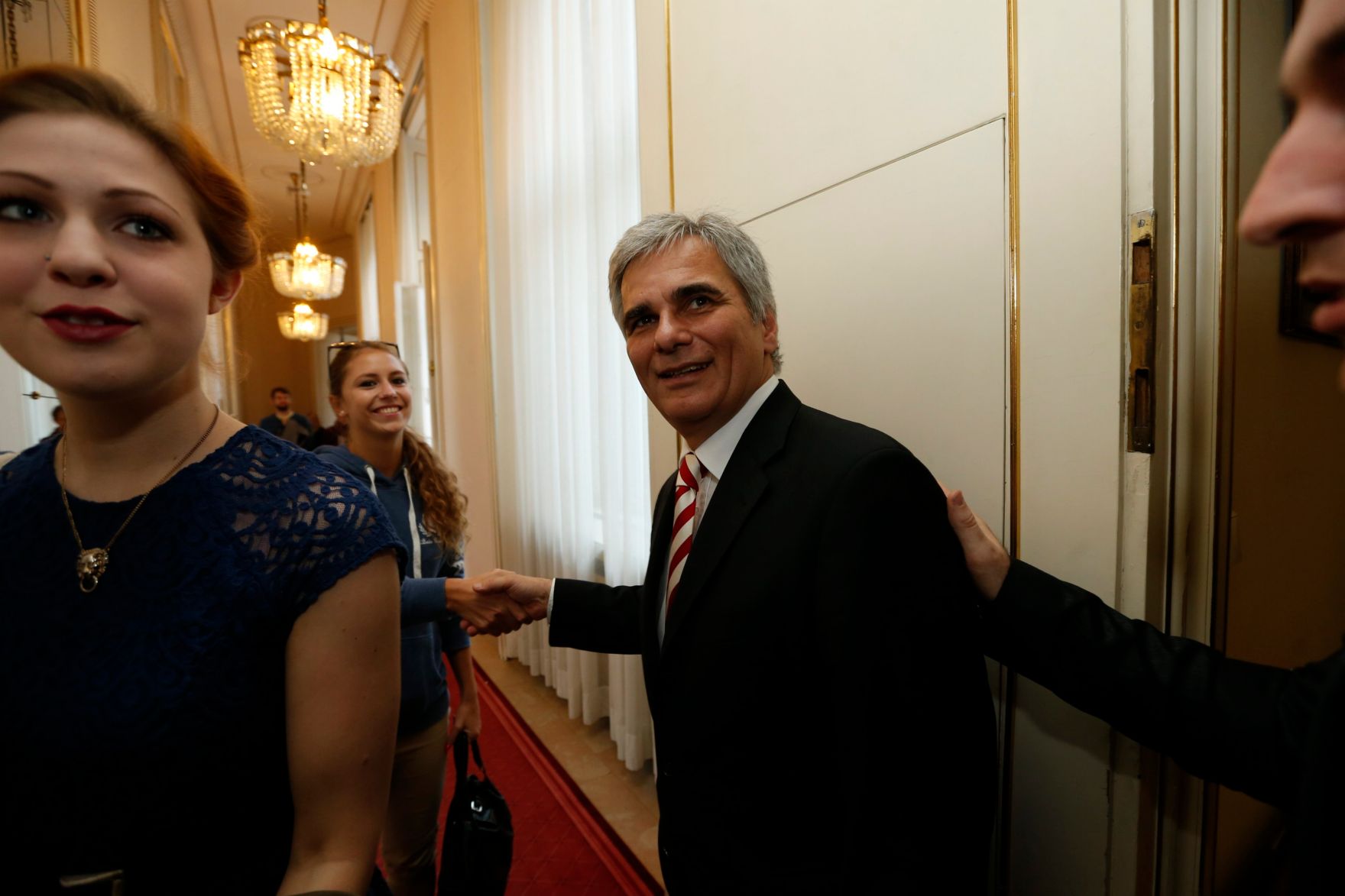 Am 26. Oktober 2013 empfing Bundeskanzler Werner Faymann im Rahmen des Nationalfeiertages Besucherinnen und Besucher im Bundeskanzleramt.