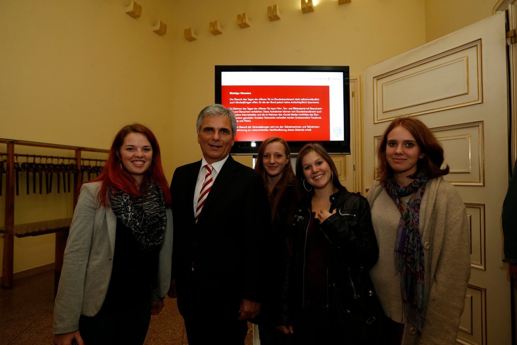 Am 26. Oktober 2013 empfing Bundeskanzler Werner Faymann im Rahmen des Nationalfeiertages Besucherinnen und Besucher im Bundeskanzleramt.
