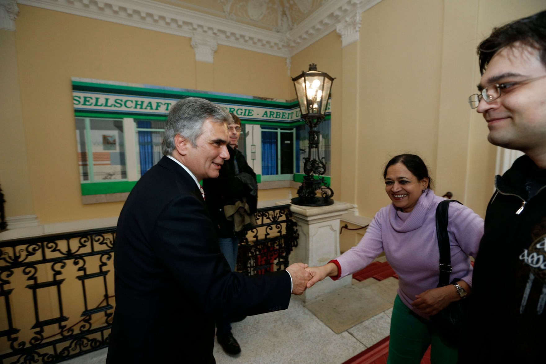 Am 26. Oktober 2013 empfing Bundeskanzler Werner Faymann im Rahmen des Nationalfeiertages Besucherinnen und Besucher im Bundeskanzleramt.