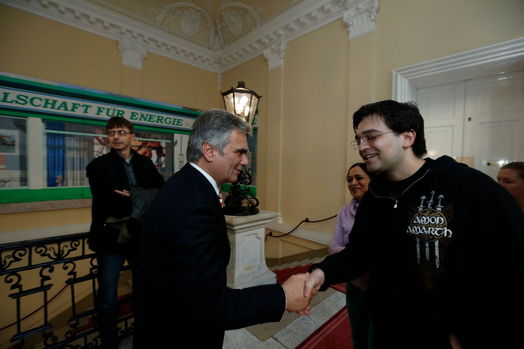 Am 26. Oktober 2013 empfing Bundeskanzler Werner Faymann im Rahmen des Nationalfeiertages Besucherinnen und Besucher im Bundeskanzleramt.