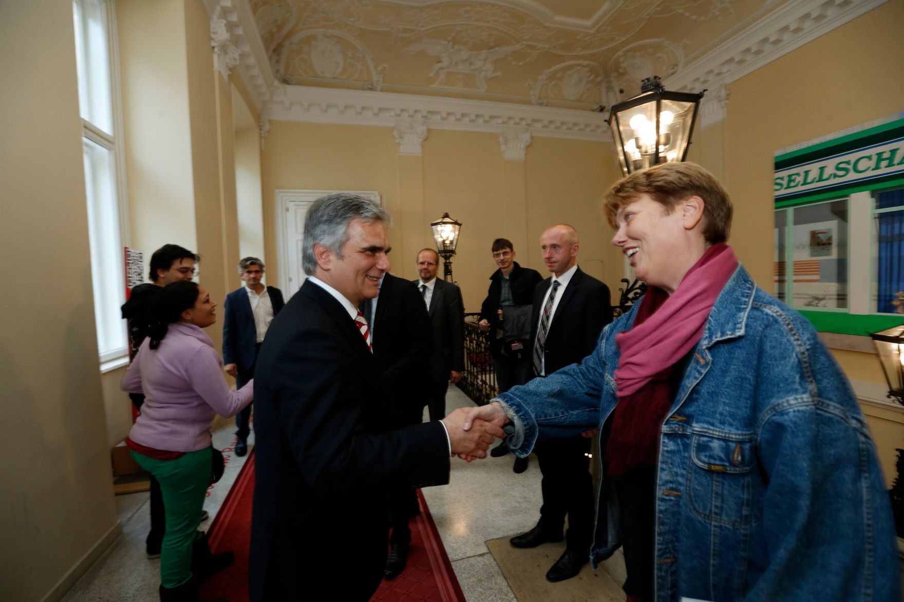 Am 26. Oktober 2013 empfing Bundeskanzler Werner Faymann im Rahmen des Nationalfeiertages Besucherinnen und Besucher im Bundeskanzleramt.