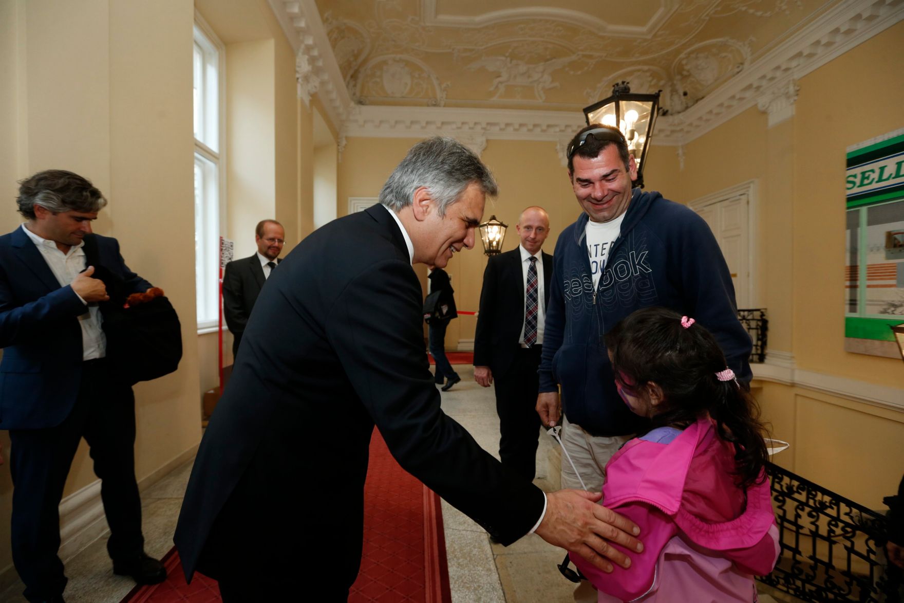 Am 26. Oktober 2013 empfing Bundeskanzler Werner Faymann im Rahmen des Nationalfeiertages Besucherinnen und Besucher im Bundeskanzleramt.