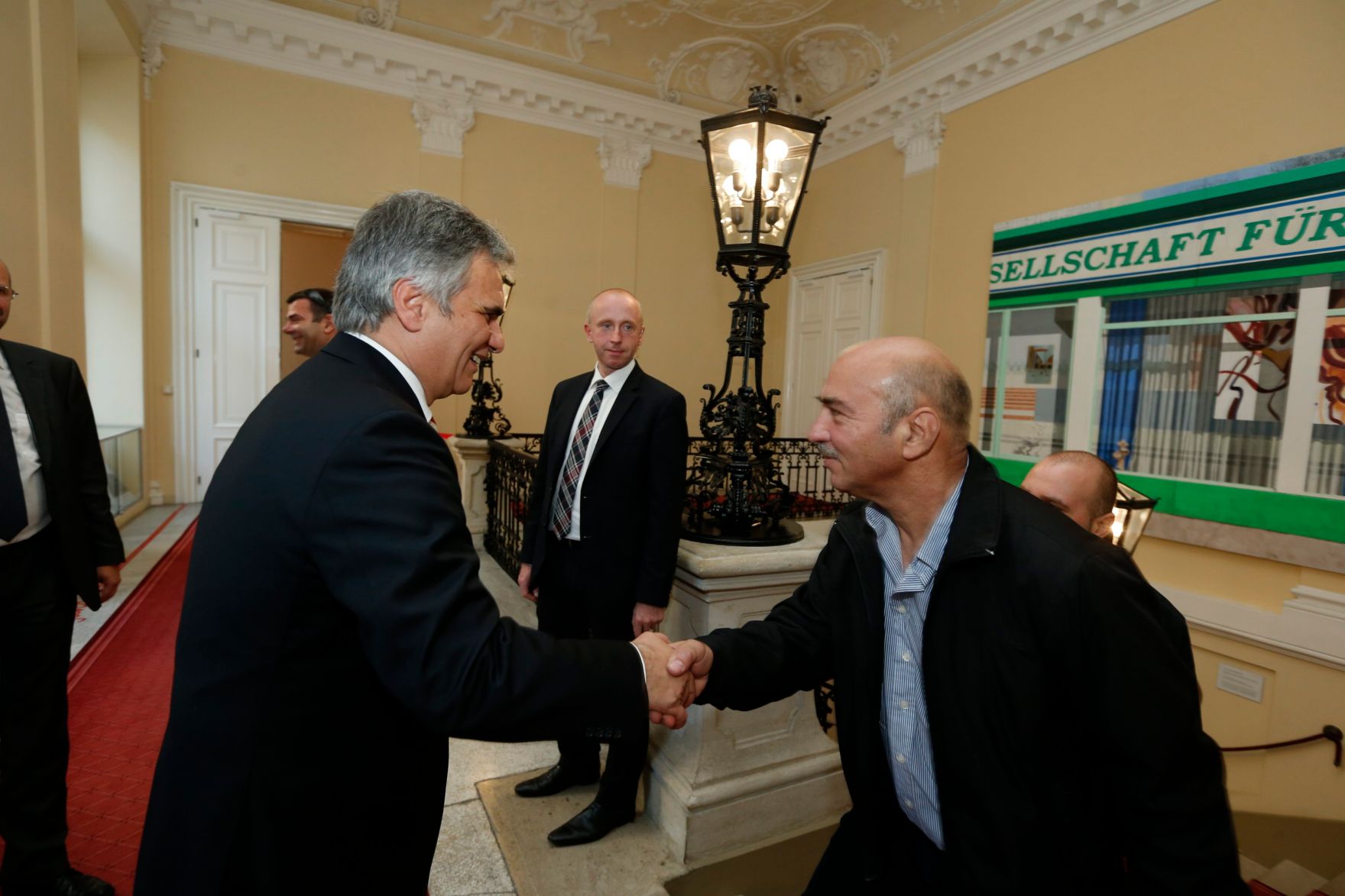 Am 26. Oktober 2013 empfing Bundeskanzler Werner Faymann im Rahmen des Nationalfeiertages Besucherinnen und Besucher im Bundeskanzleramt.