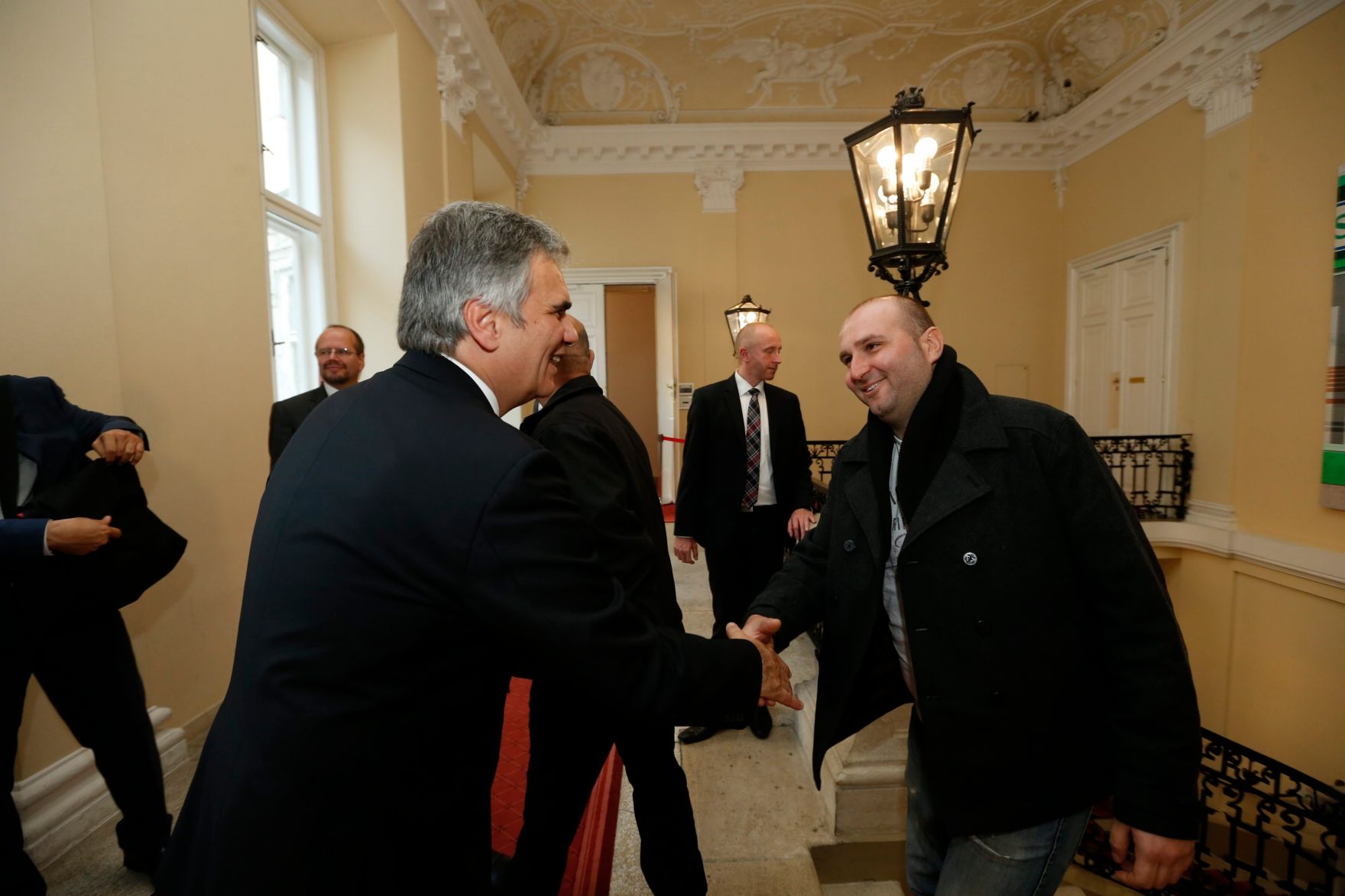 Am 26. Oktober 2013 empfing Bundeskanzler Werner Faymann im Rahmen des Nationalfeiertages Besucherinnen und Besucher im Bundeskanzleramt.