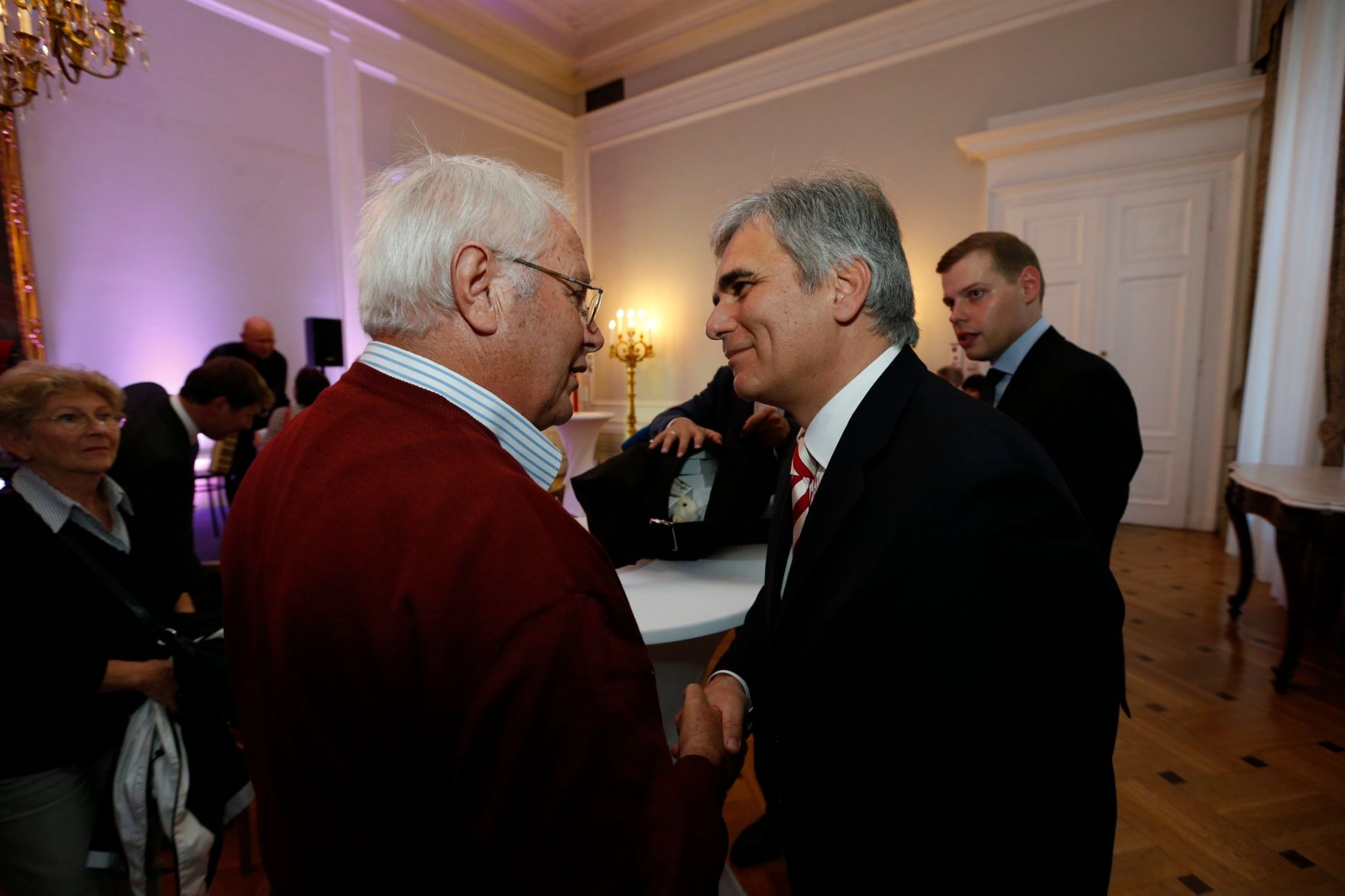 Am 26. Oktober 2013 empfing Bundeskanzler Werner Faymann im Rahmen des Nationalfeiertages Besucherinnen und Besucher im Bundeskanzleramt.
