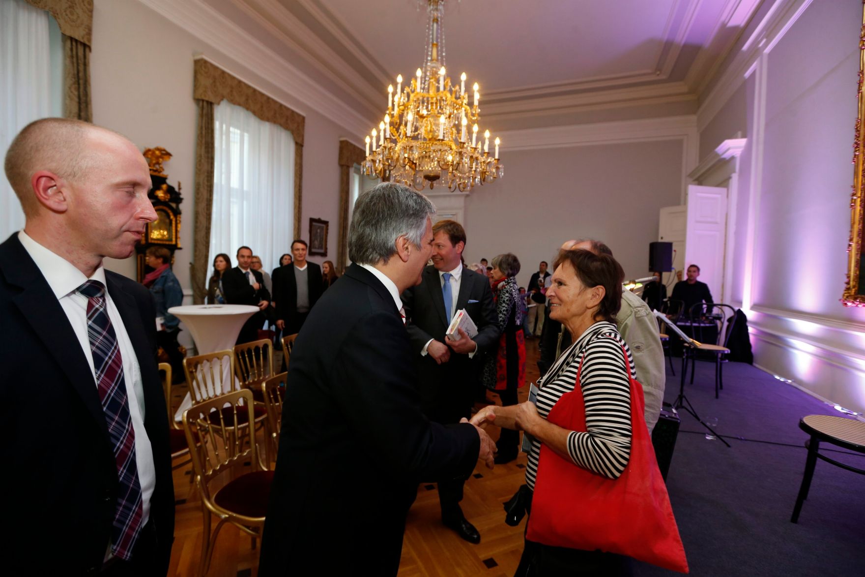Am 26. Oktober 2013 empfing Bundeskanzler Werner Faymann im Rahmen des Nationalfeiertages Besucherinnen und Besucher im Bundeskanzleramt.