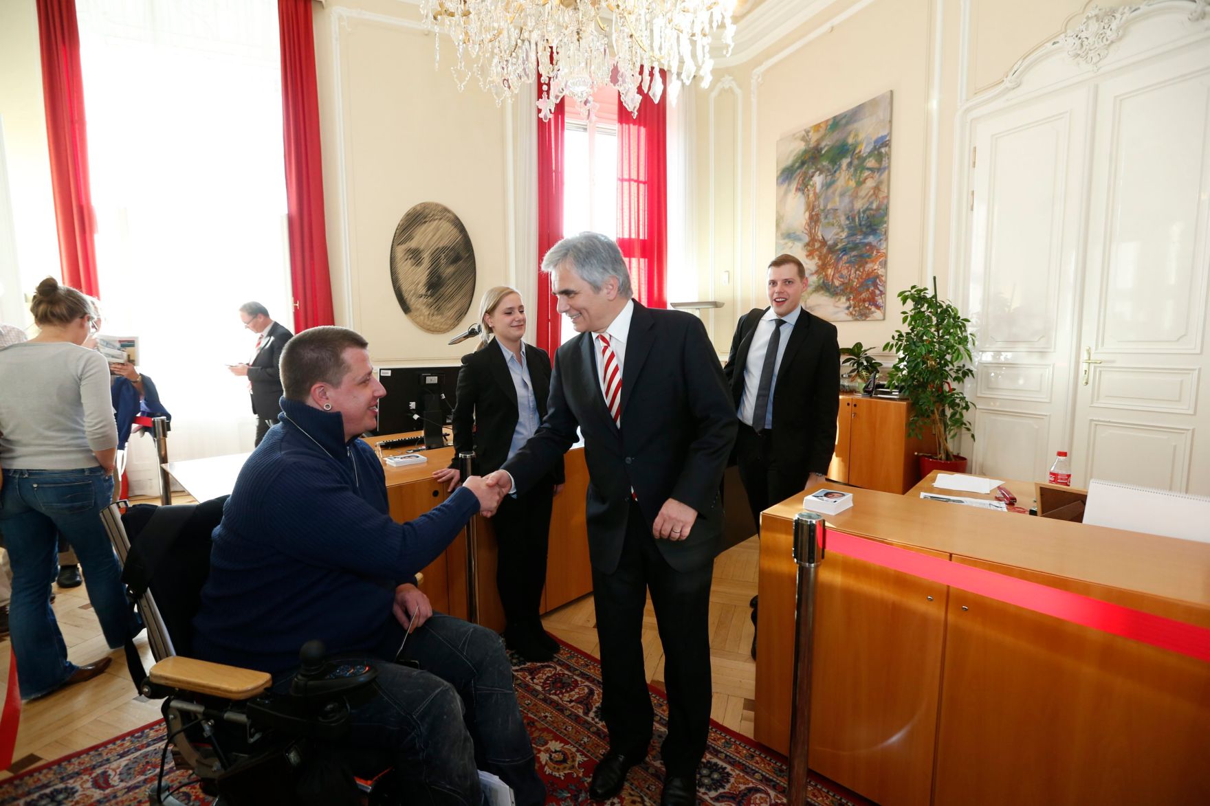 Am 26. Oktober 2013 empfing Bundeskanzler Werner Faymann im Rahmen des Nationalfeiertages Besucherinnen und Besucher im Bundeskanzleramt.