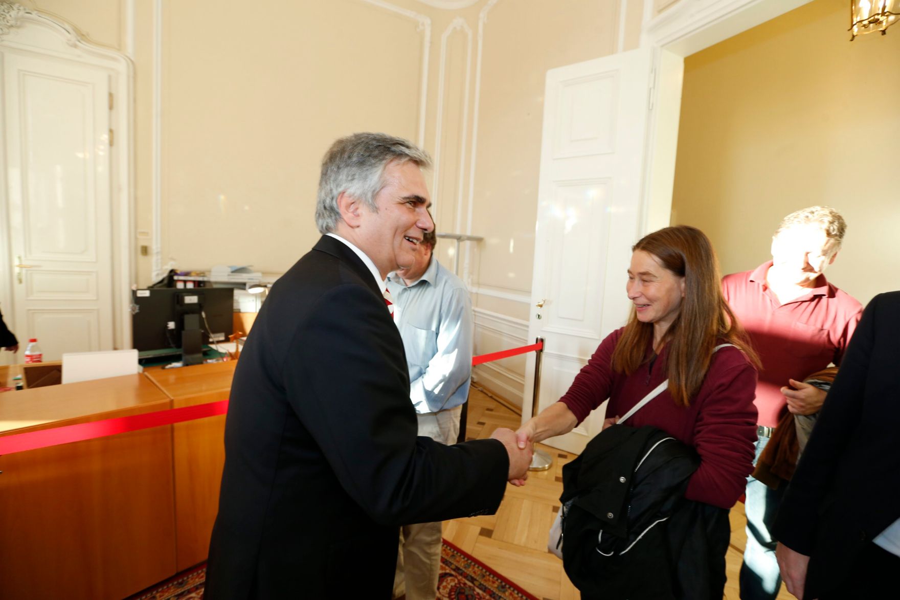 Am 26. Oktober 2013 empfing Bundeskanzler Werner Faymann im Rahmen des Nationalfeiertages Besucherinnen und Besucher im Bundeskanzleramt.