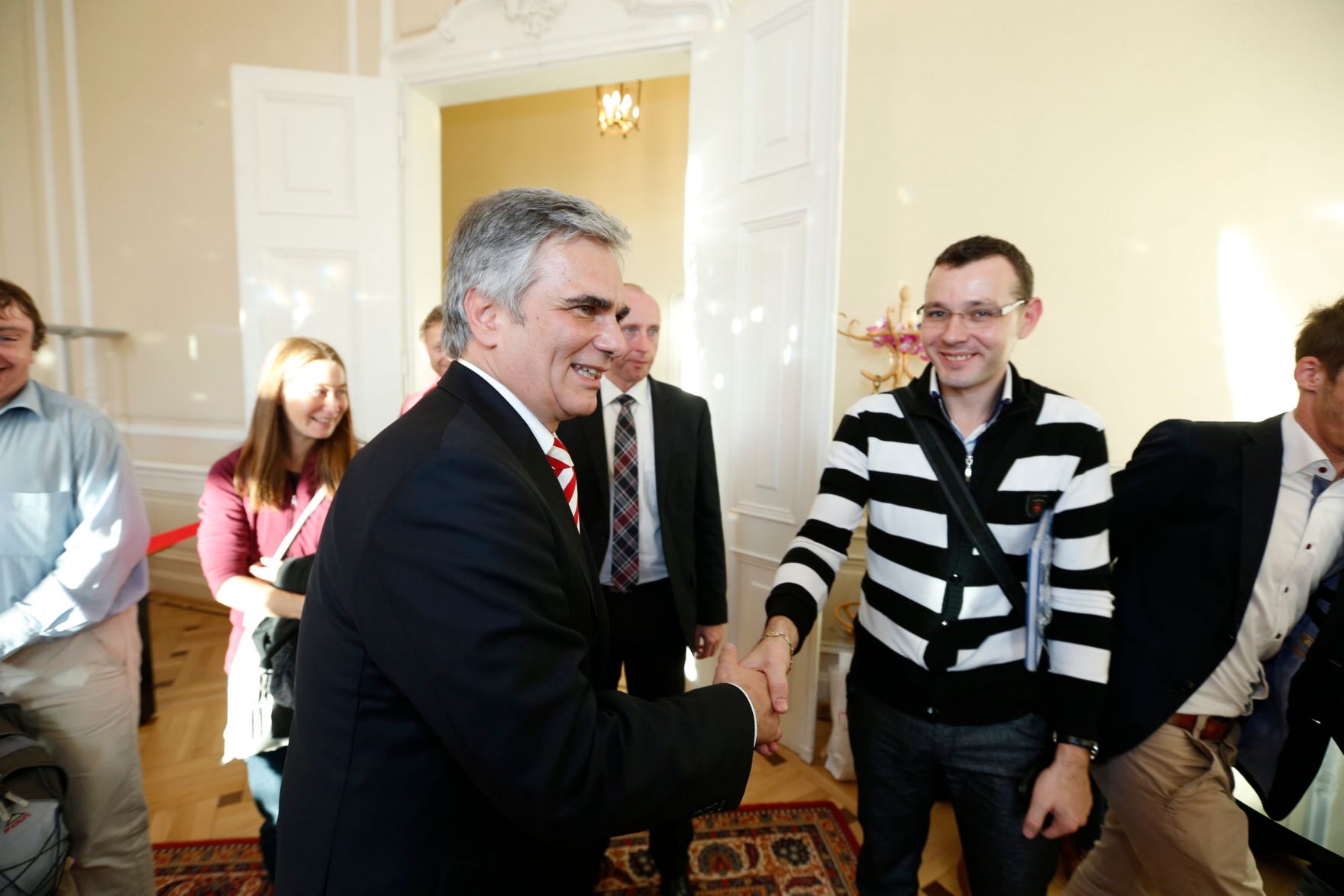 Am 26. Oktober 2013 empfing Bundeskanzler Werner Faymann im Rahmen des Nationalfeiertages Besucherinnen und Besucher im Bundeskanzleramt.