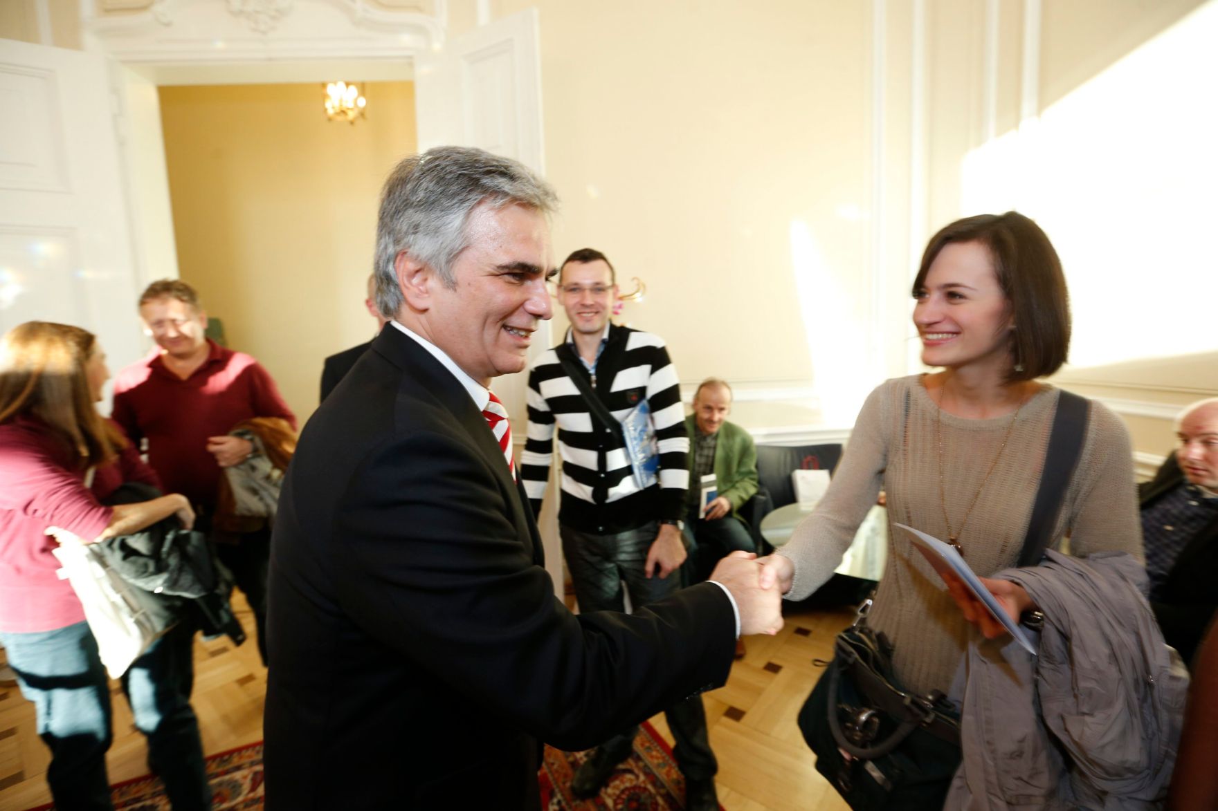 Am 26. Oktober 2013 empfing Bundeskanzler Werner Faymann im Rahmen des Nationalfeiertages Besucherinnen und Besucher im Bundeskanzleramt.