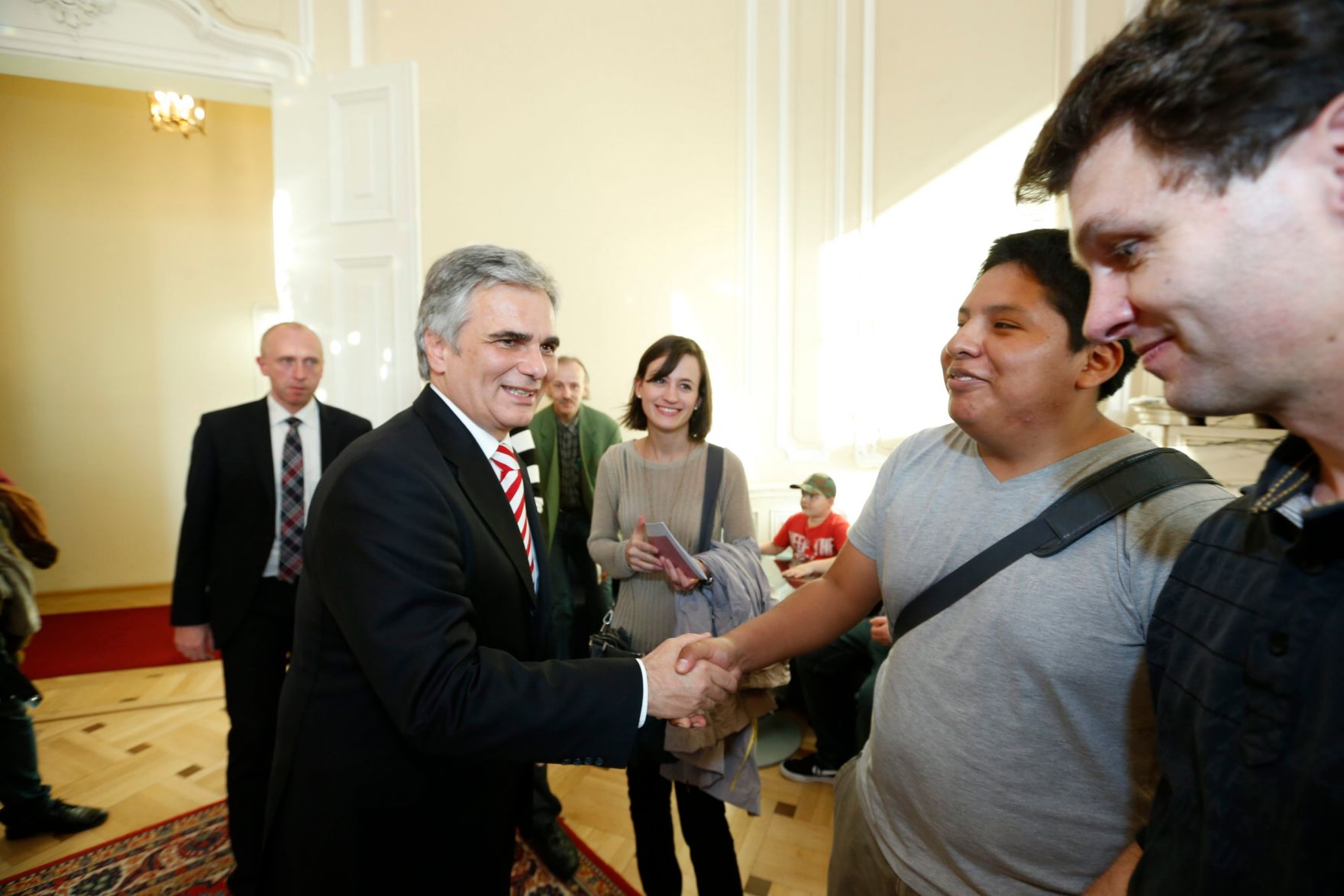 Am 26. Oktober 2013 empfing Bundeskanzler Werner Faymann im Rahmen des Nationalfeiertages Besucherinnen und Besucher im Bundeskanzleramt.