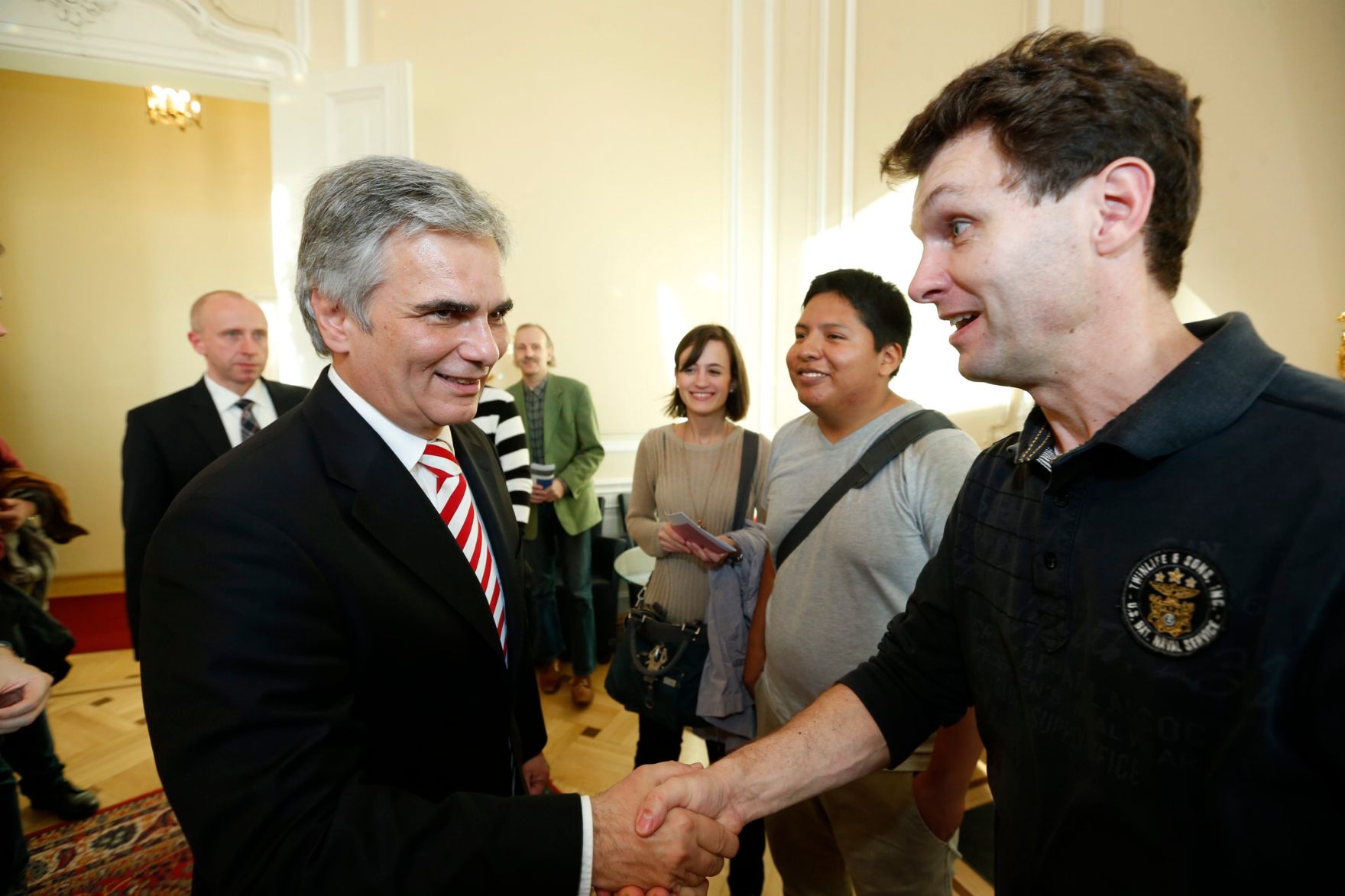 Am 26. Oktober 2013 empfing Bundeskanzler Werner Faymann im Rahmen des Nationalfeiertages Besucherinnen und Besucher im Bundeskanzleramt.